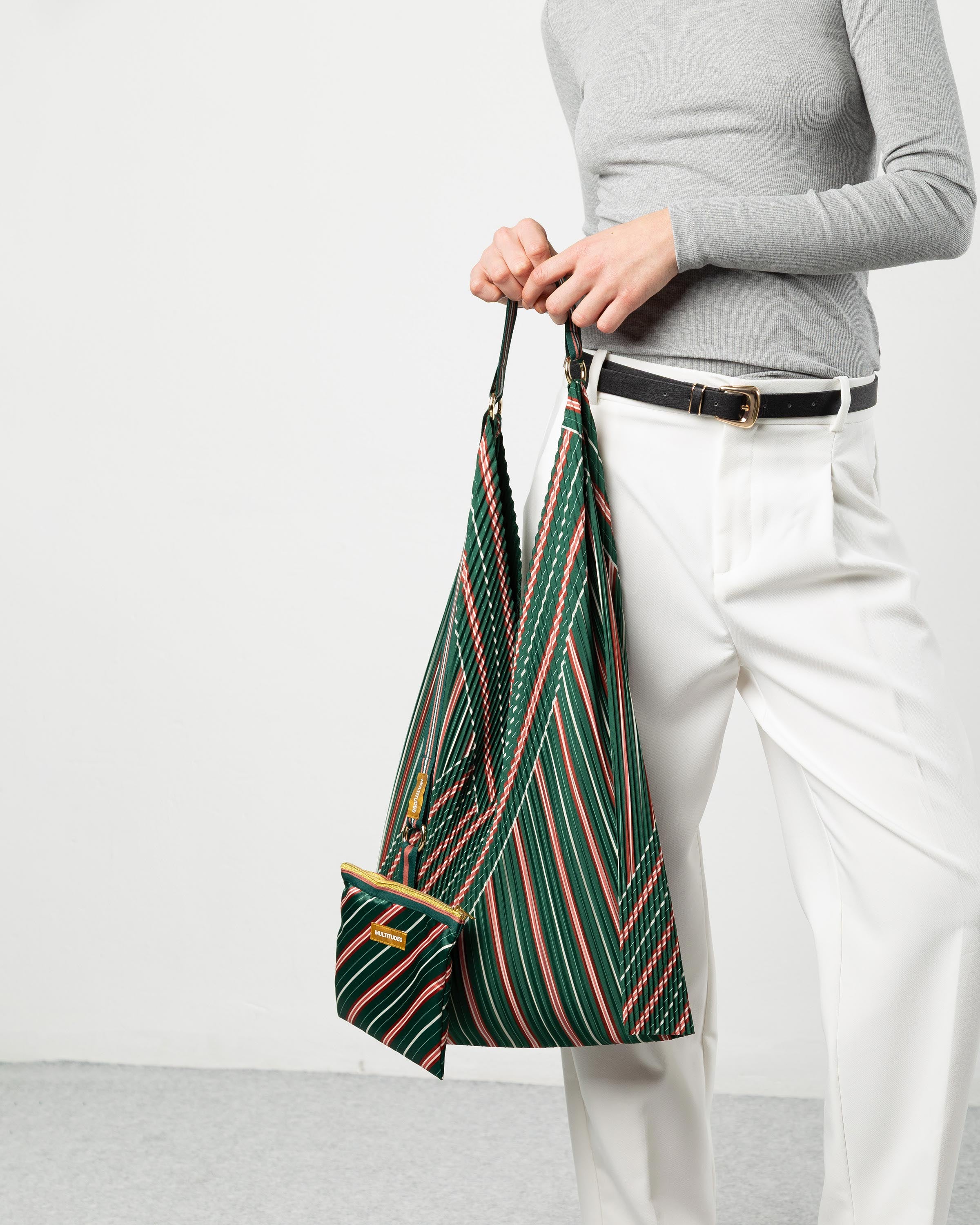 Y bag Stella Green di Multitudes abbinata alla sua pochette.