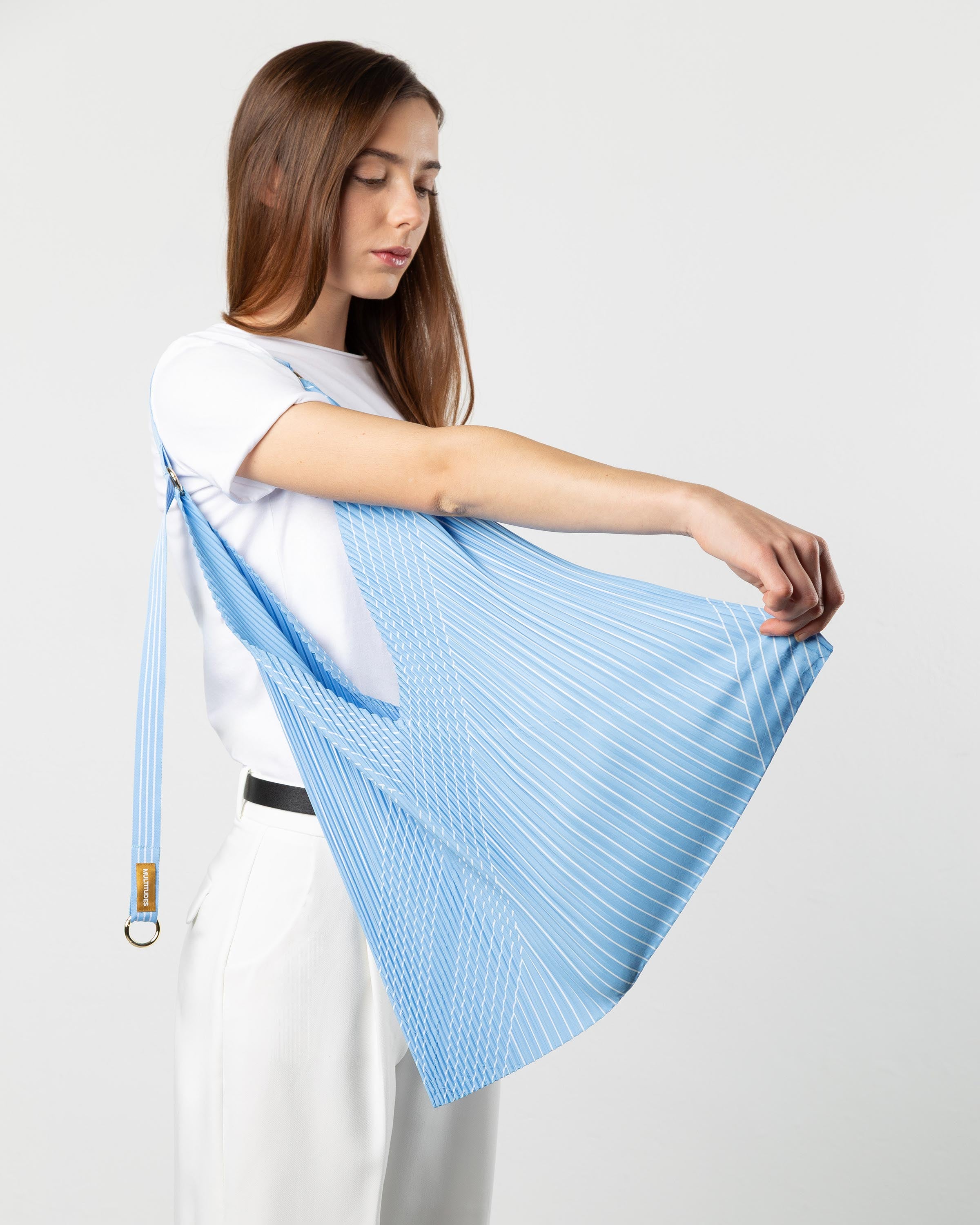 Borsa Susan di Multitudes con caratteristica lavorazione a pieghe e design geometrico.