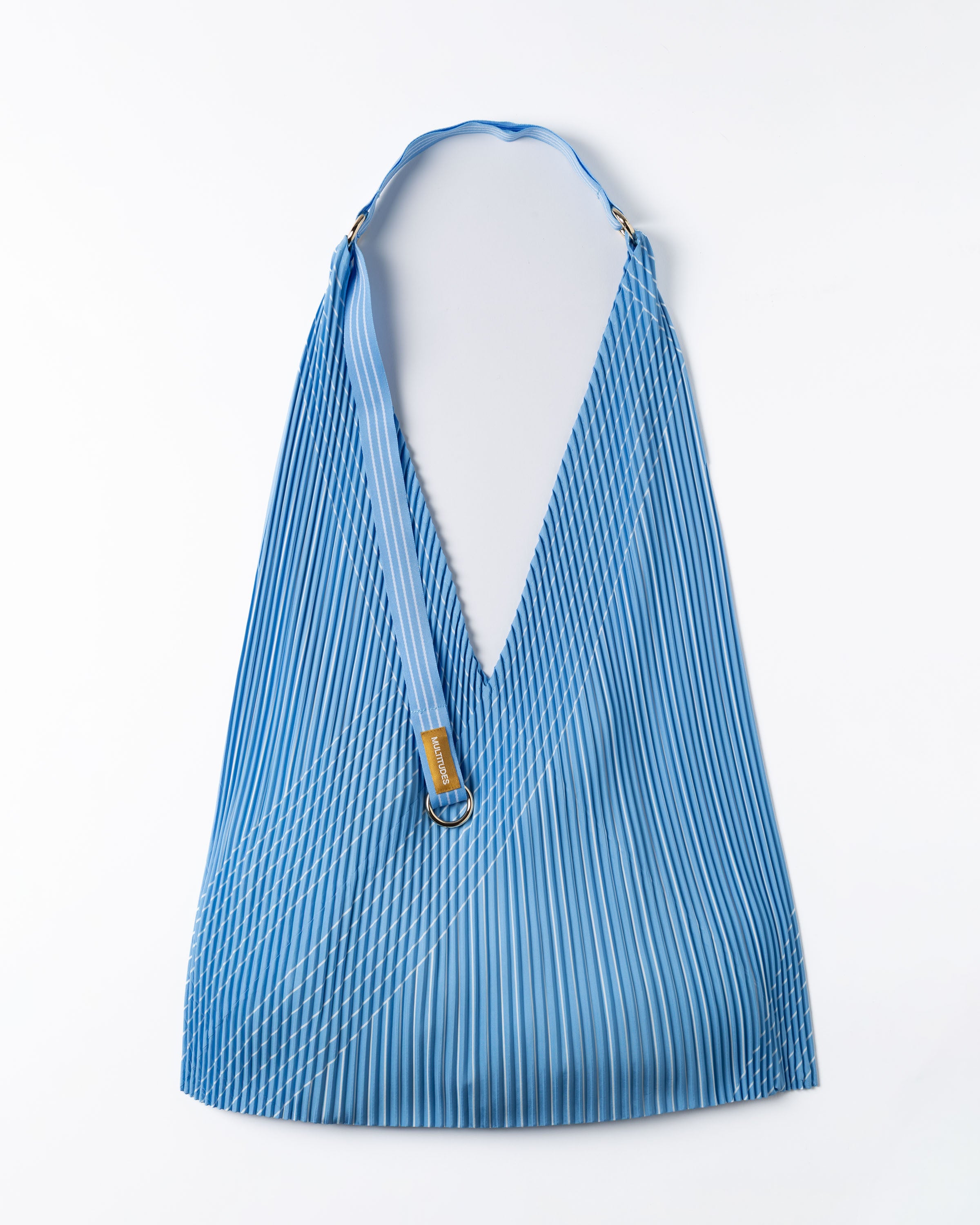 Y bag Susan di Multitudes, borsa plissettata celeste cielo.