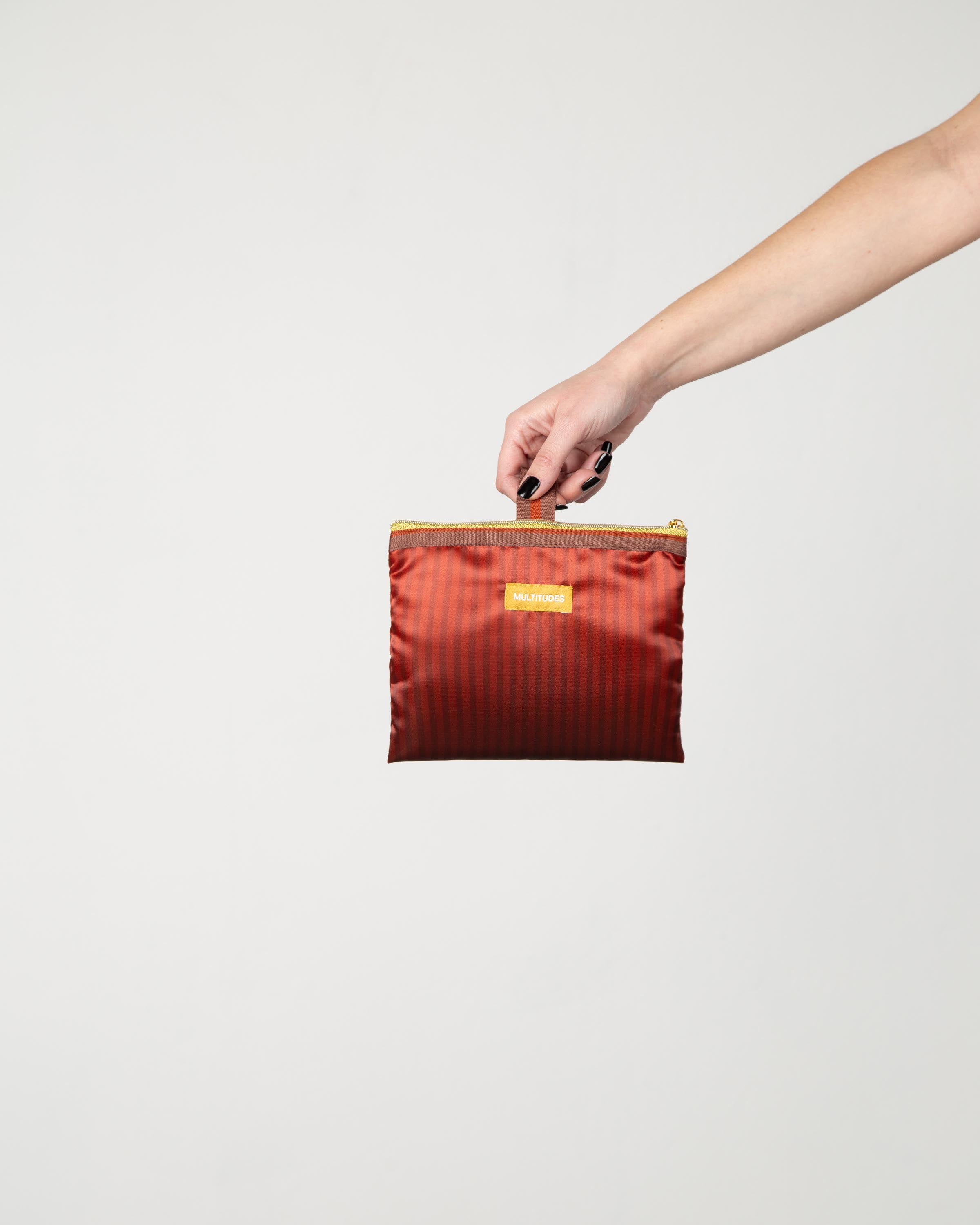 Pochette Angelina di Multitudes indossata. Color borgogna con righe più scure. 