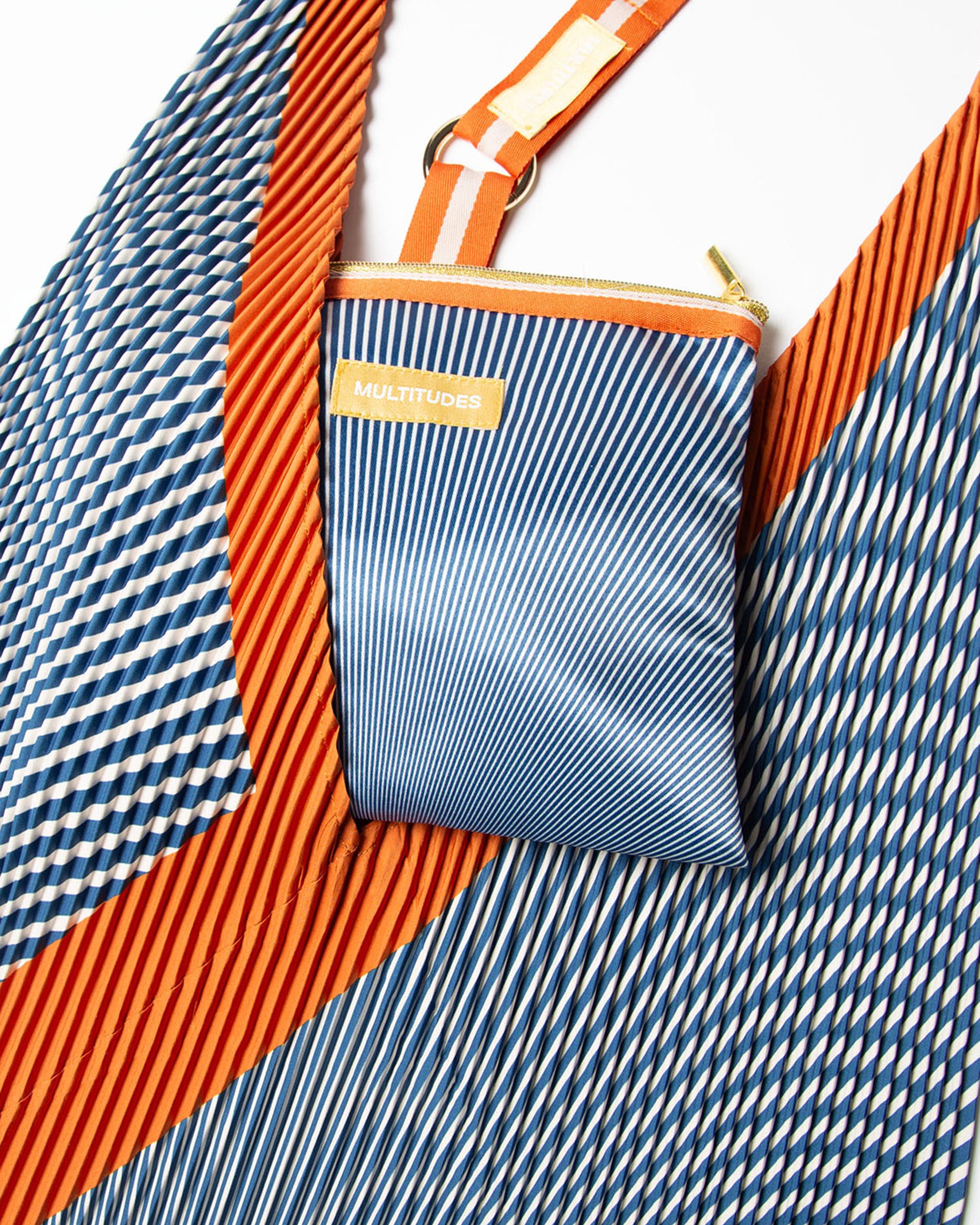 Pochette Anna Rust di Multitudes abbinata alla Y bag Anna Rust.