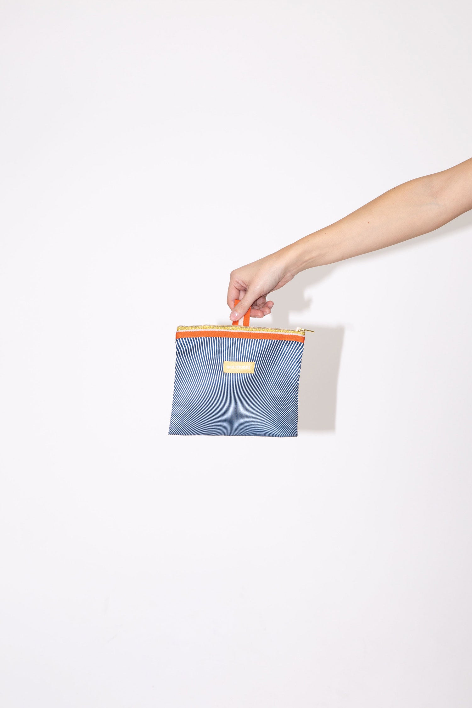 Pochette Anna Rust di Multitudes indossata.