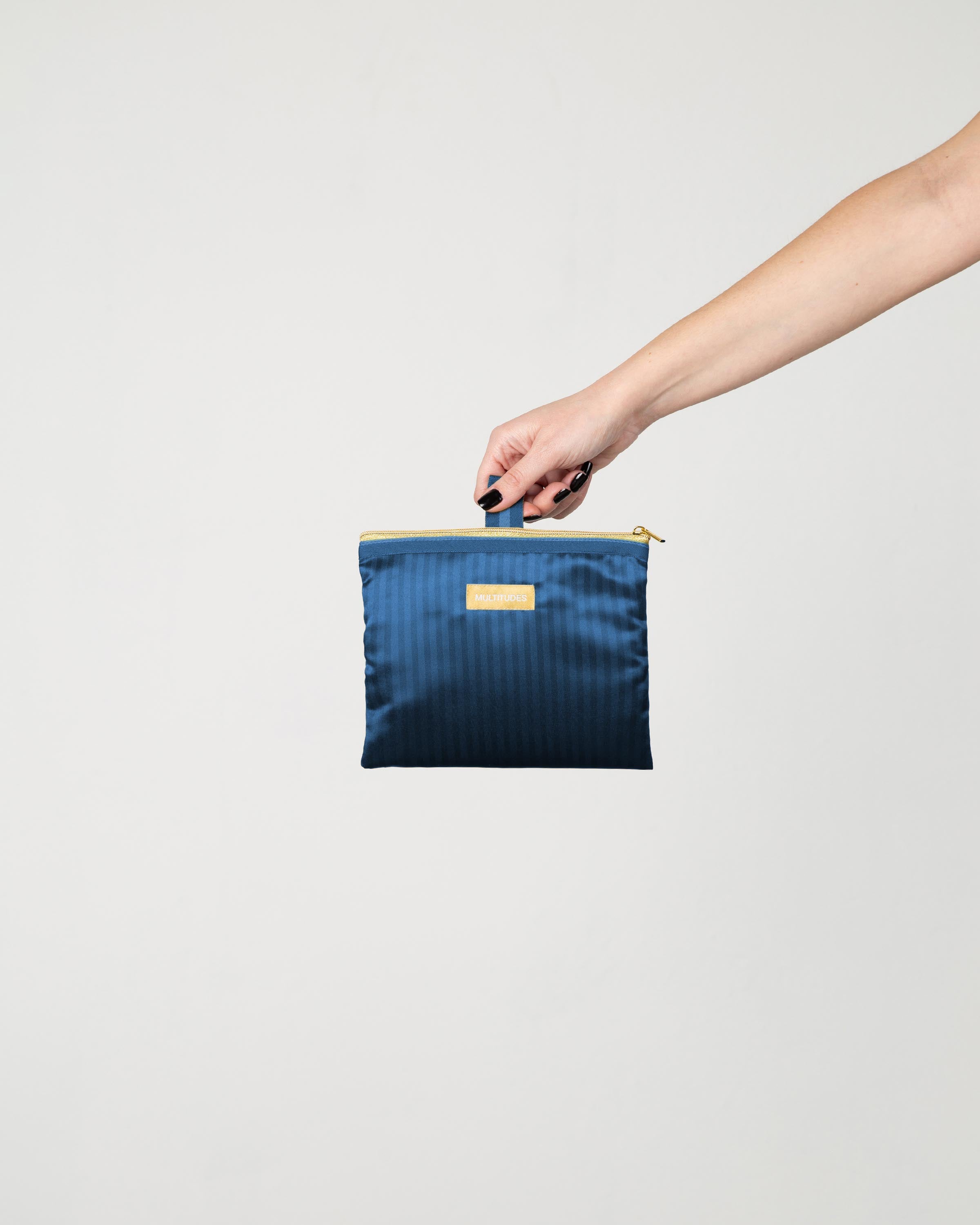 Pochette Charlize di Multitudes indossata. Blu con righe a contrasto.