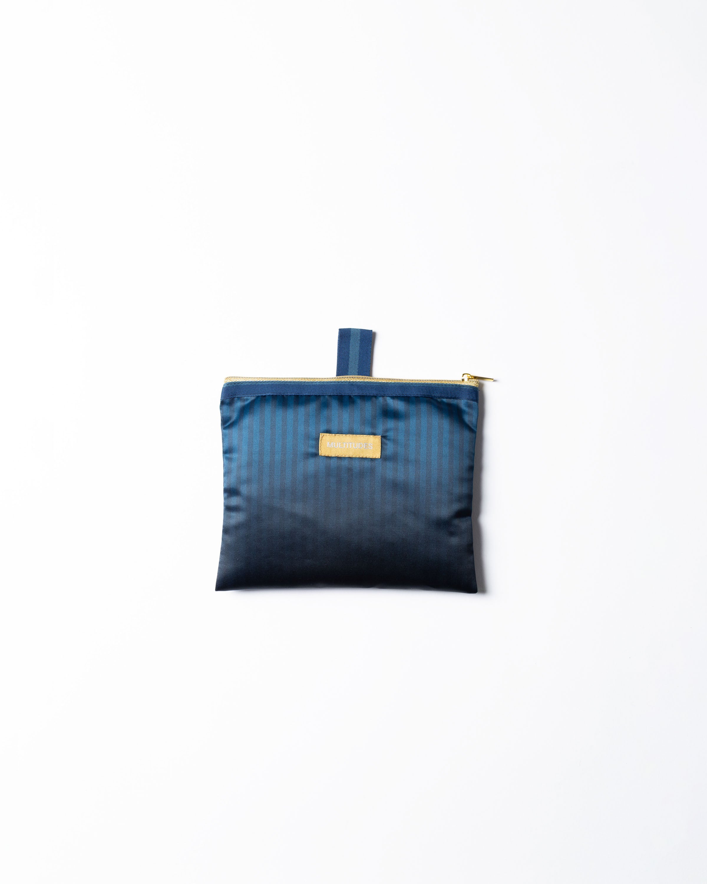 Pochette in tessuto Charlize di Multitudes. Color blu, con zip e passante per gancio. 
