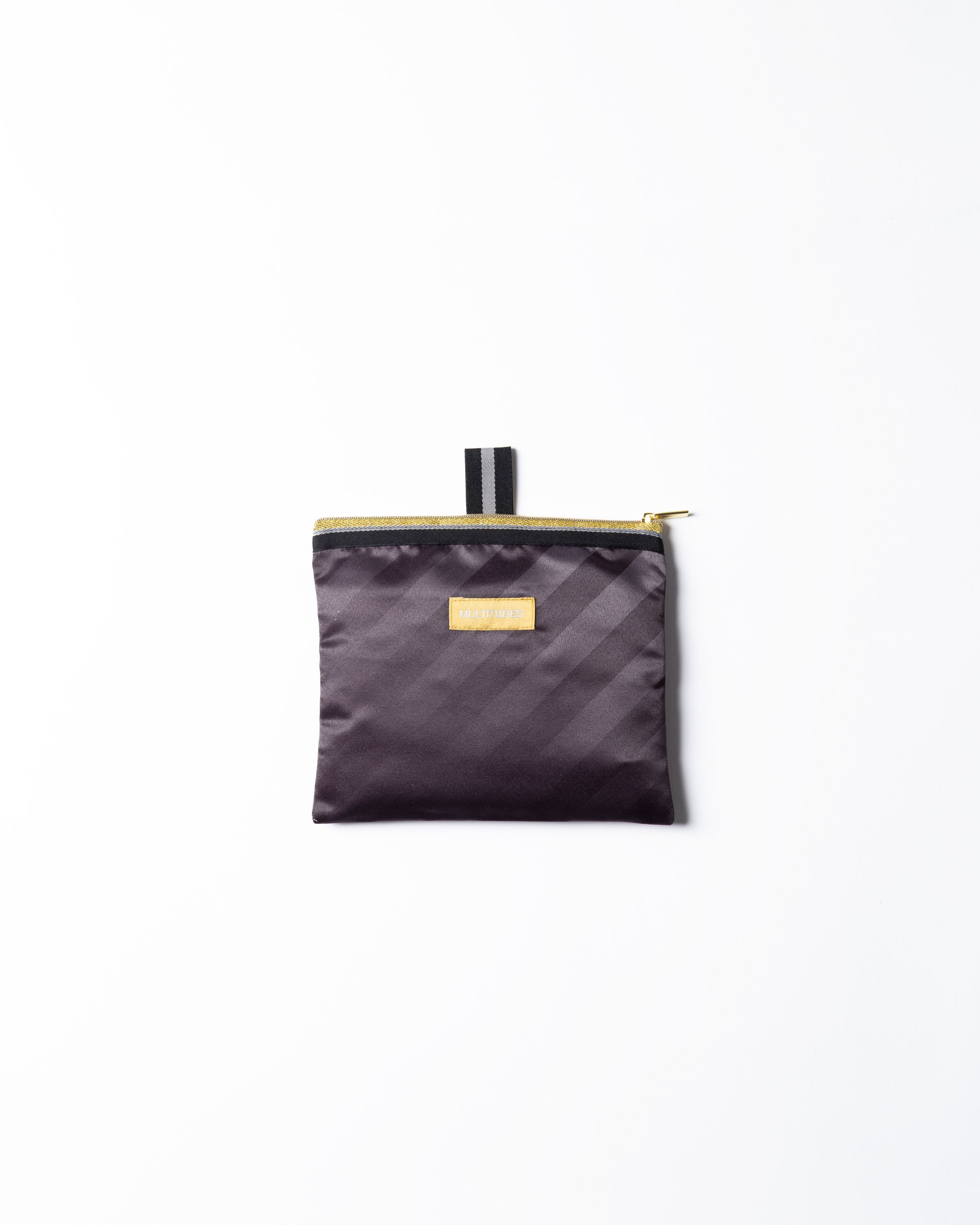 Pochette in tessuto Claudia Black di Multitudes. Color nero, con zip e passante per gancio. 
