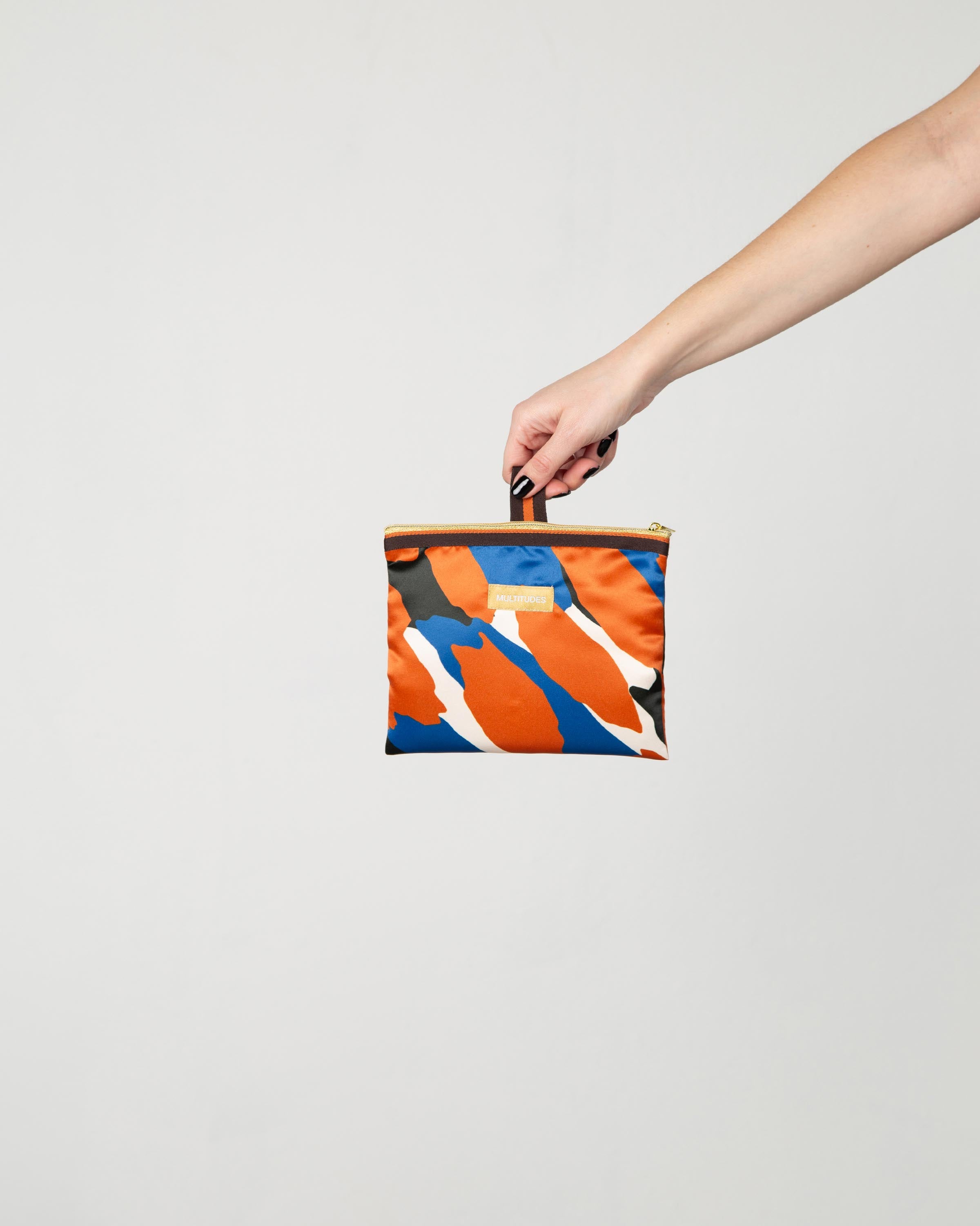 Pochette Elizabeth di Multitudes indossata.