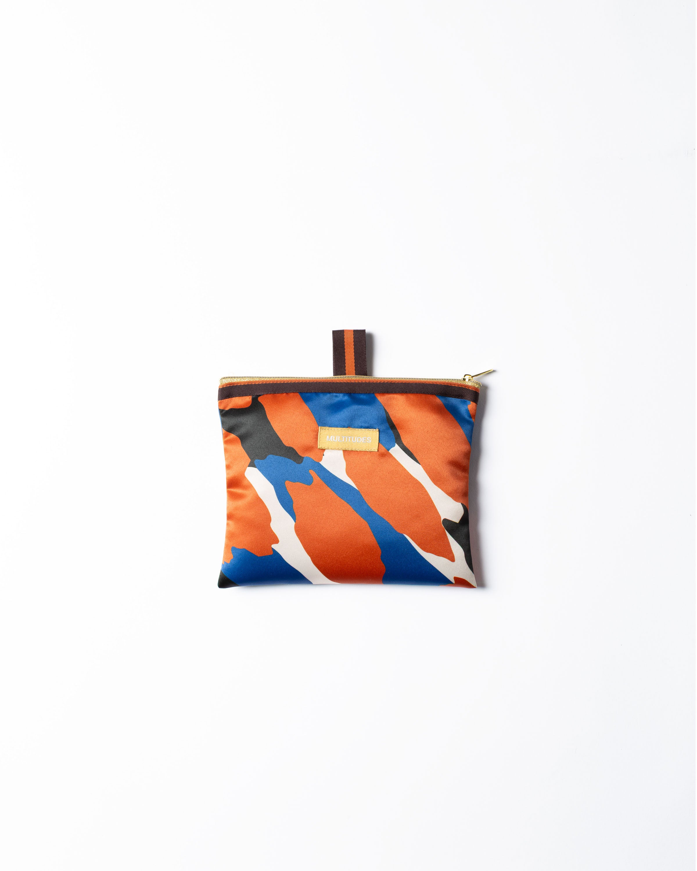 Pochette in tessuto Elizabeth di Multitudes. Fantasia blu, arancione, bianco e nero con zip e passante per gancio. 