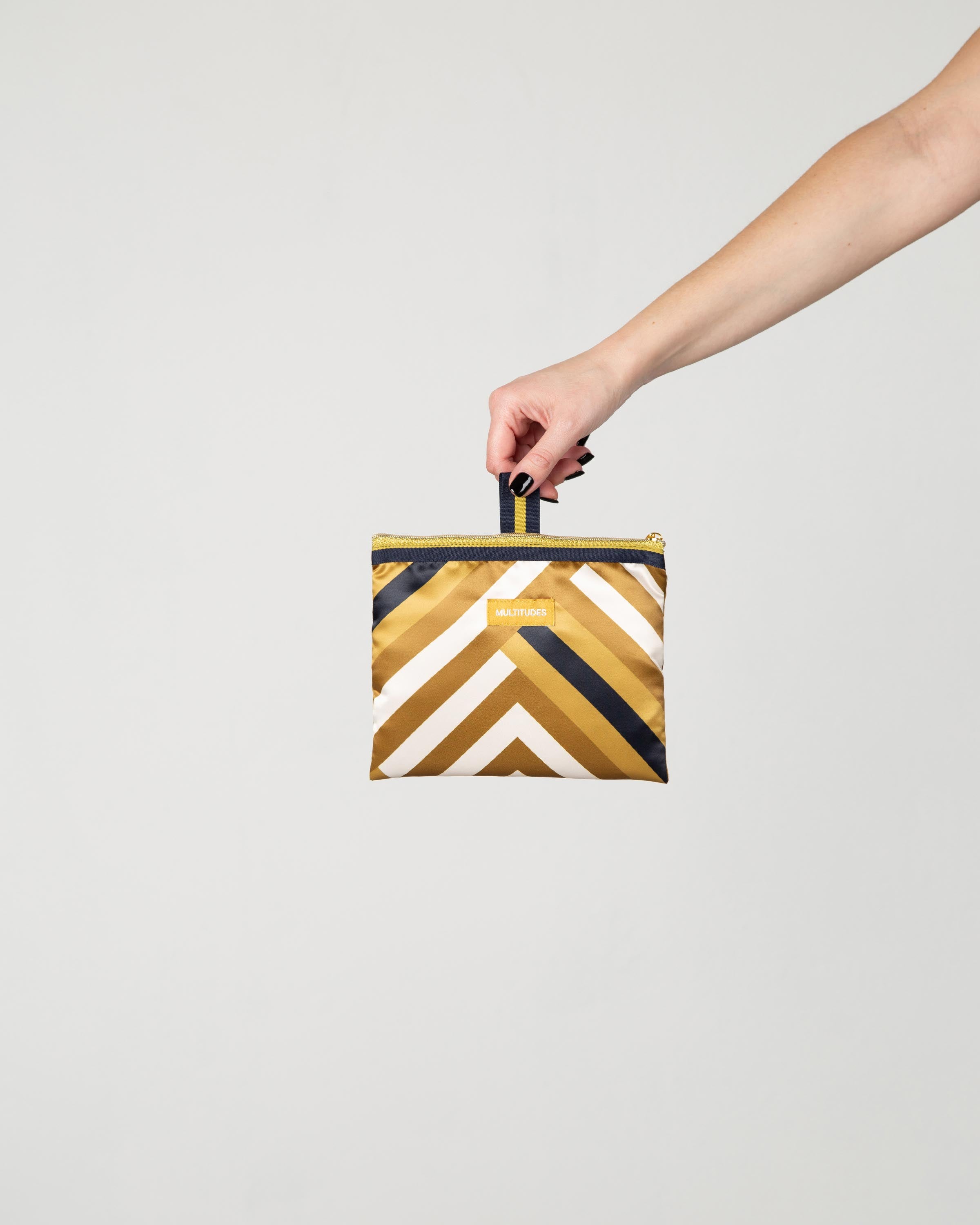 Pochette Grace di Multitudes indossata. A righe ocra, bianche e nere.