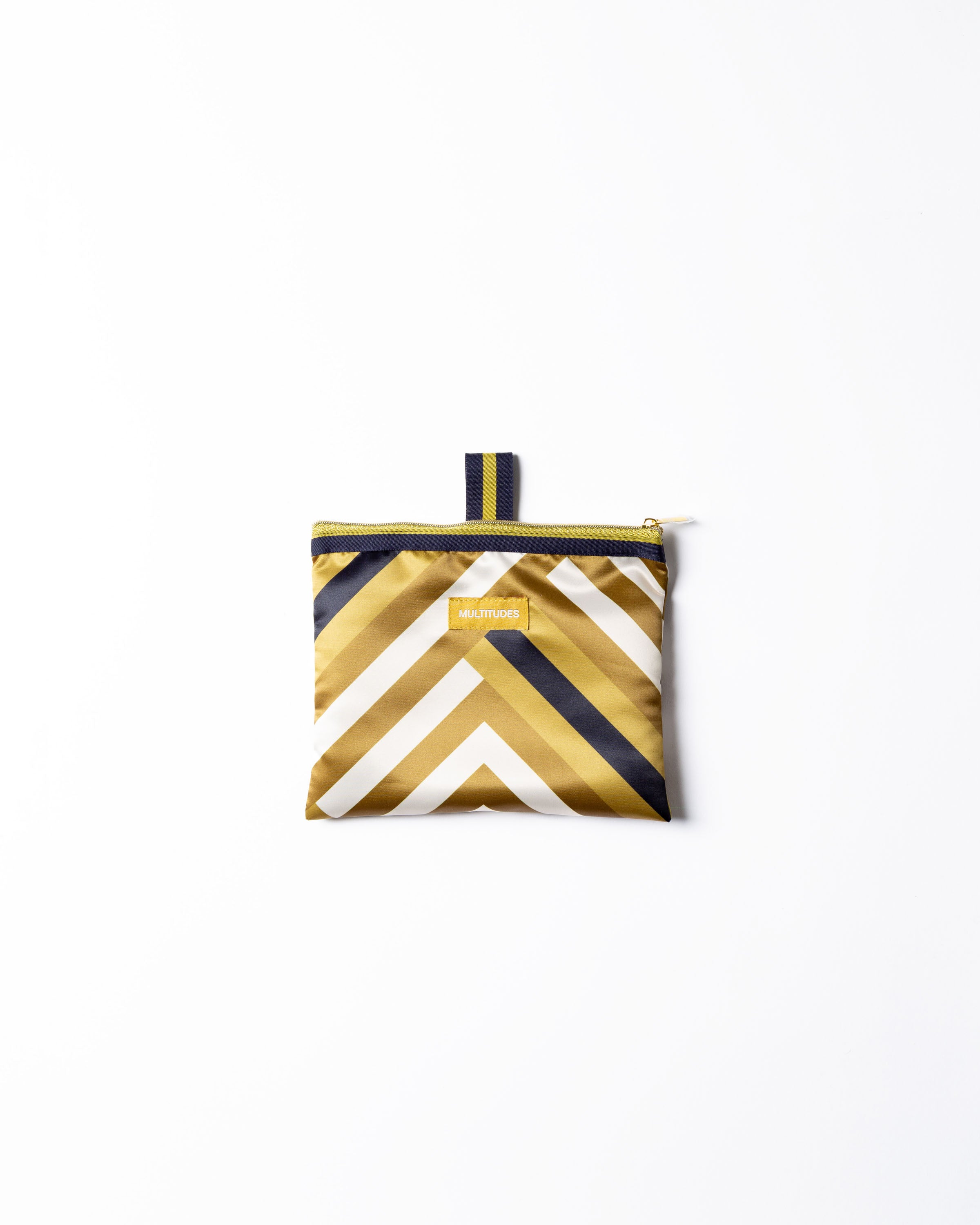 Pochette in tessuto Grace di Multitudes.  A zig zag color ocra, nero e bianco con zip e passante per gancio.