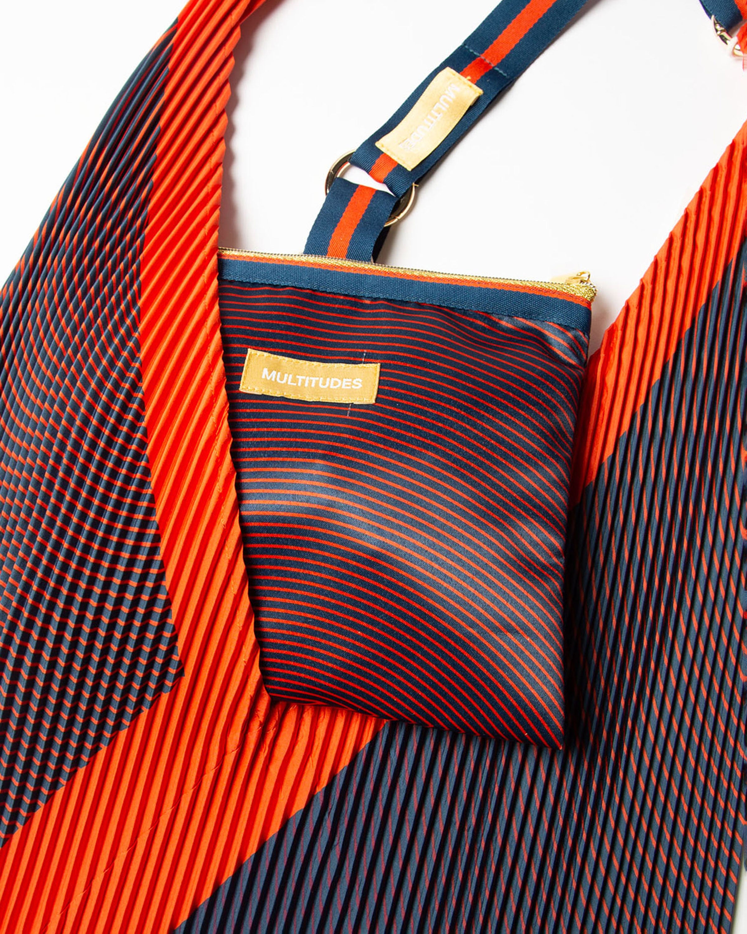 Pochette Isabella Blue di Multitudes abbinata alla Y Bag Isabella Blue.