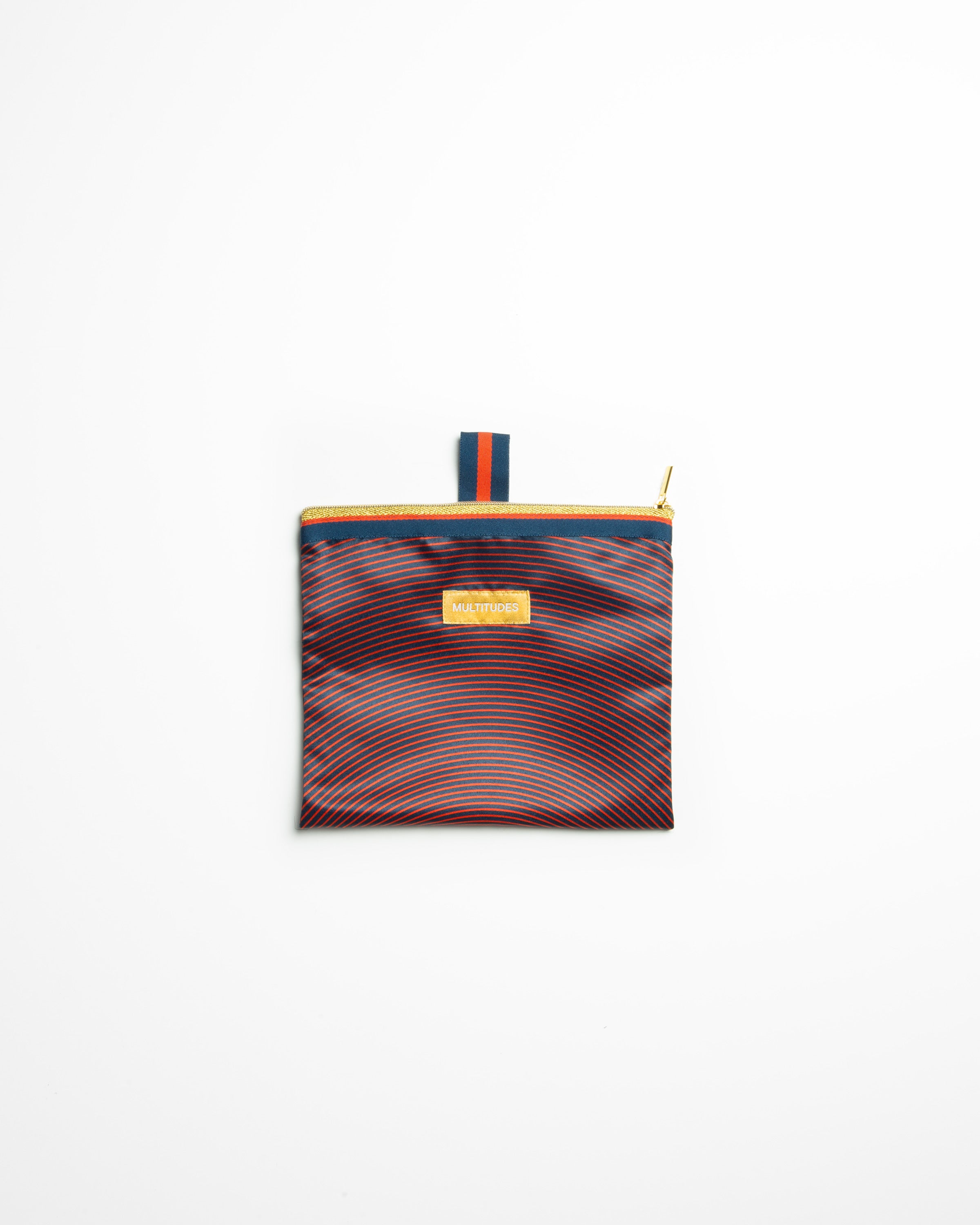 Pochette in tessuto Isabella Blue di Multitudes. A righe rosse e blu navy, con zip e passante per gancio.