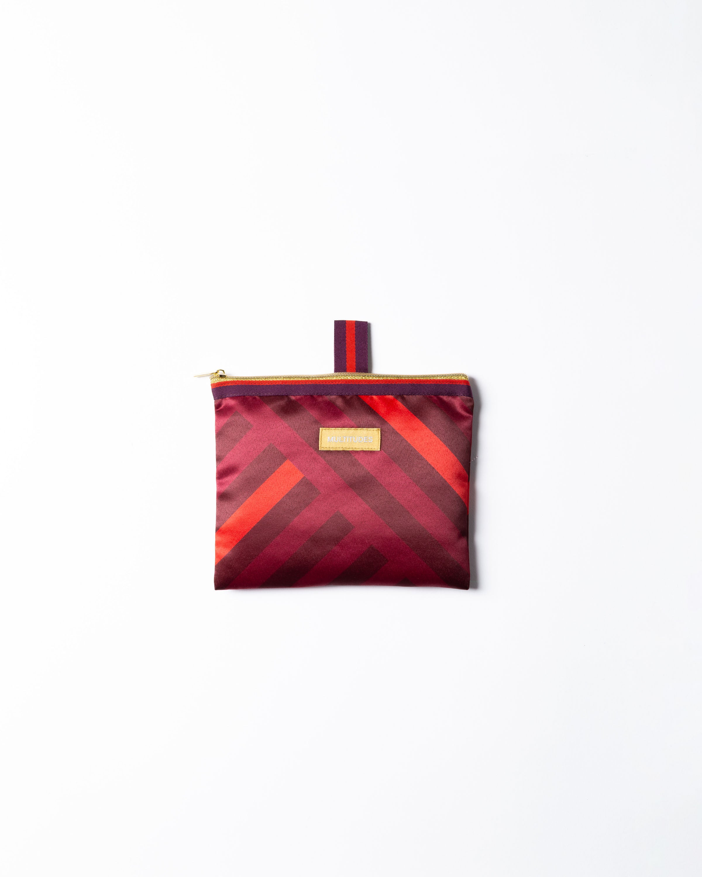 Pochette in tessuto Stefania di Multitudes. Viola, rosso e borgogna, con zip e passante per gancio.