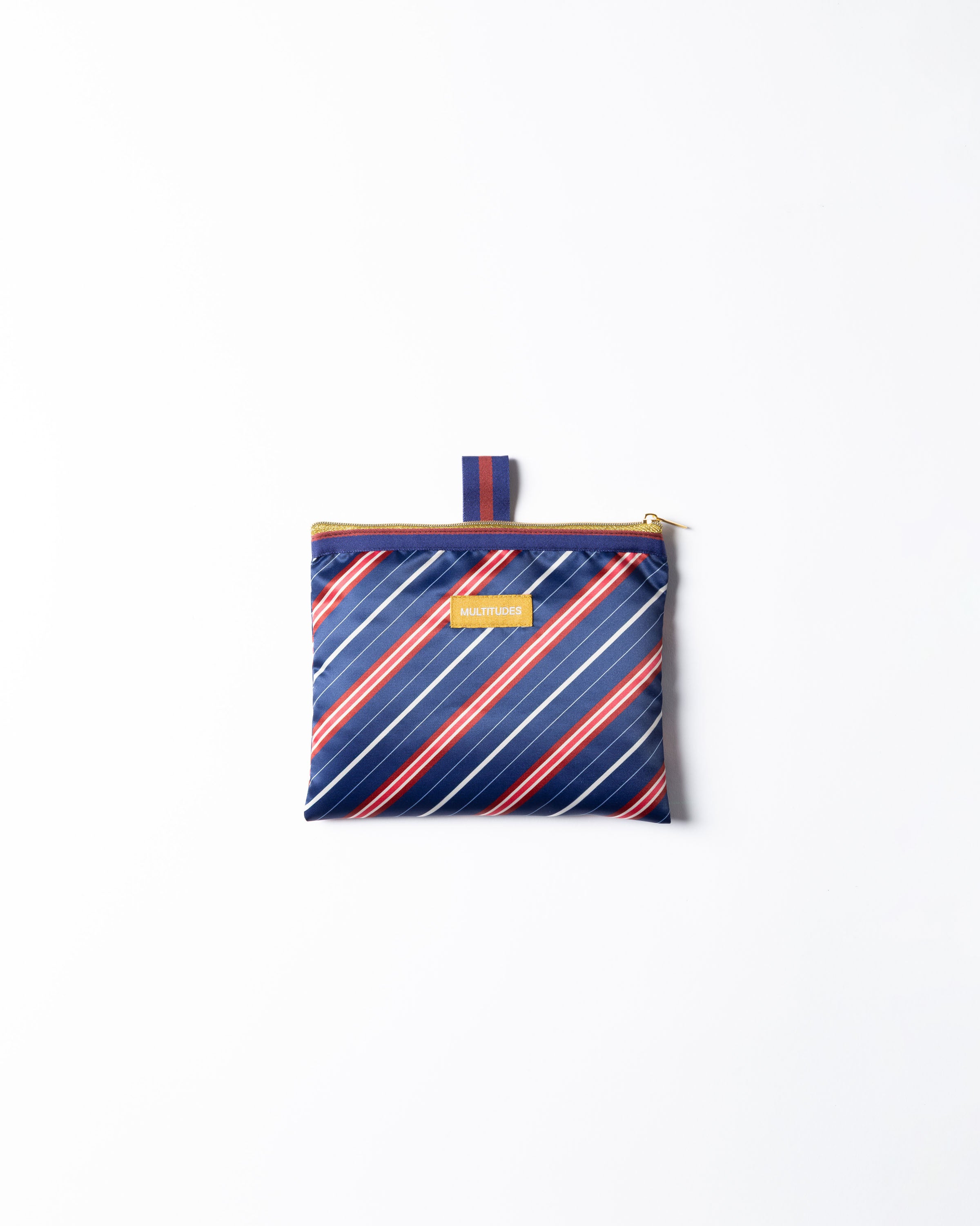 Pochette in tessuto Stella Blue di Multitudes. Blu a righe rosse e bianche, con zip e passante per gancio.