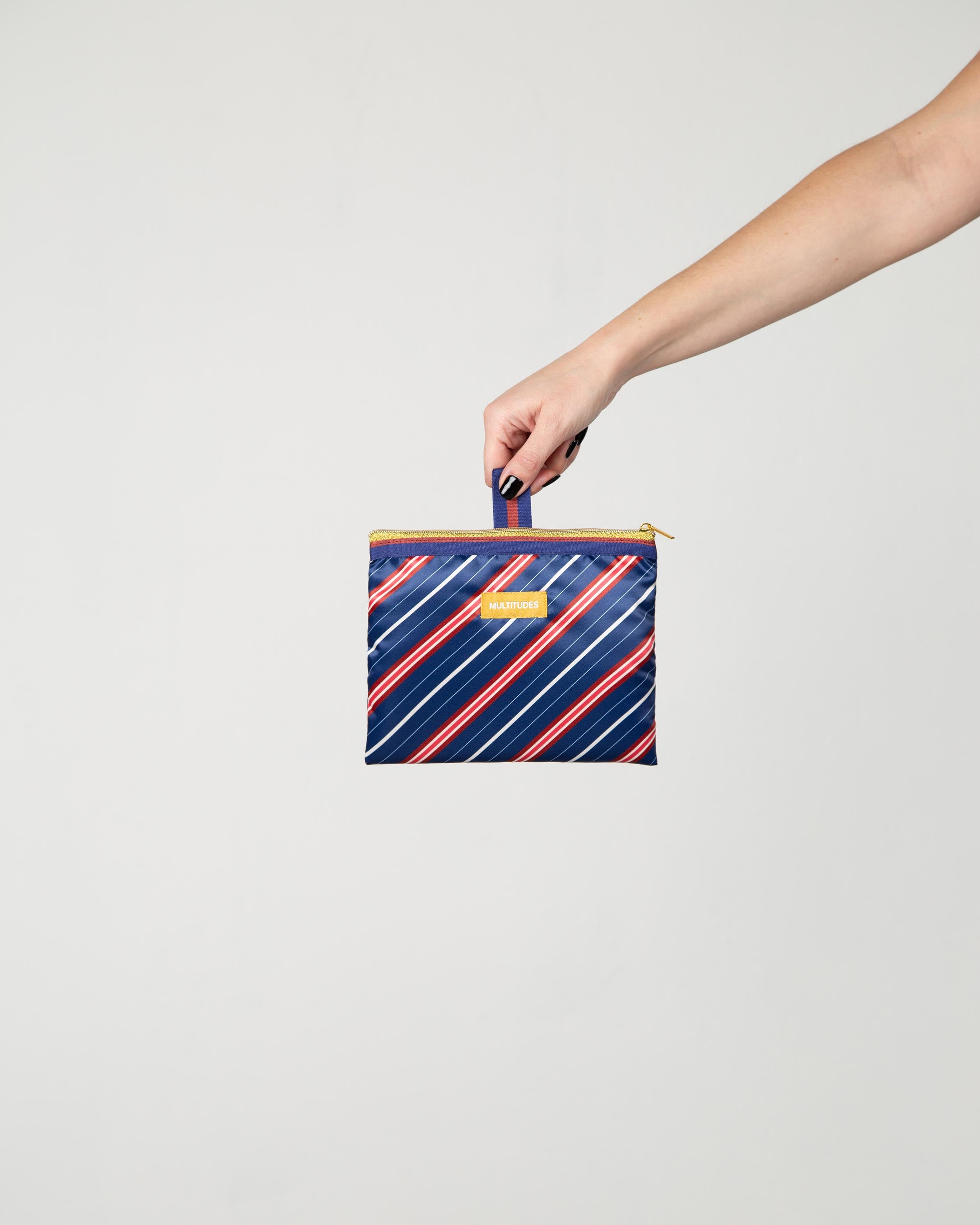 Pochette Stella Blue di Multitudes indossata. Blu, rosso e bianco.