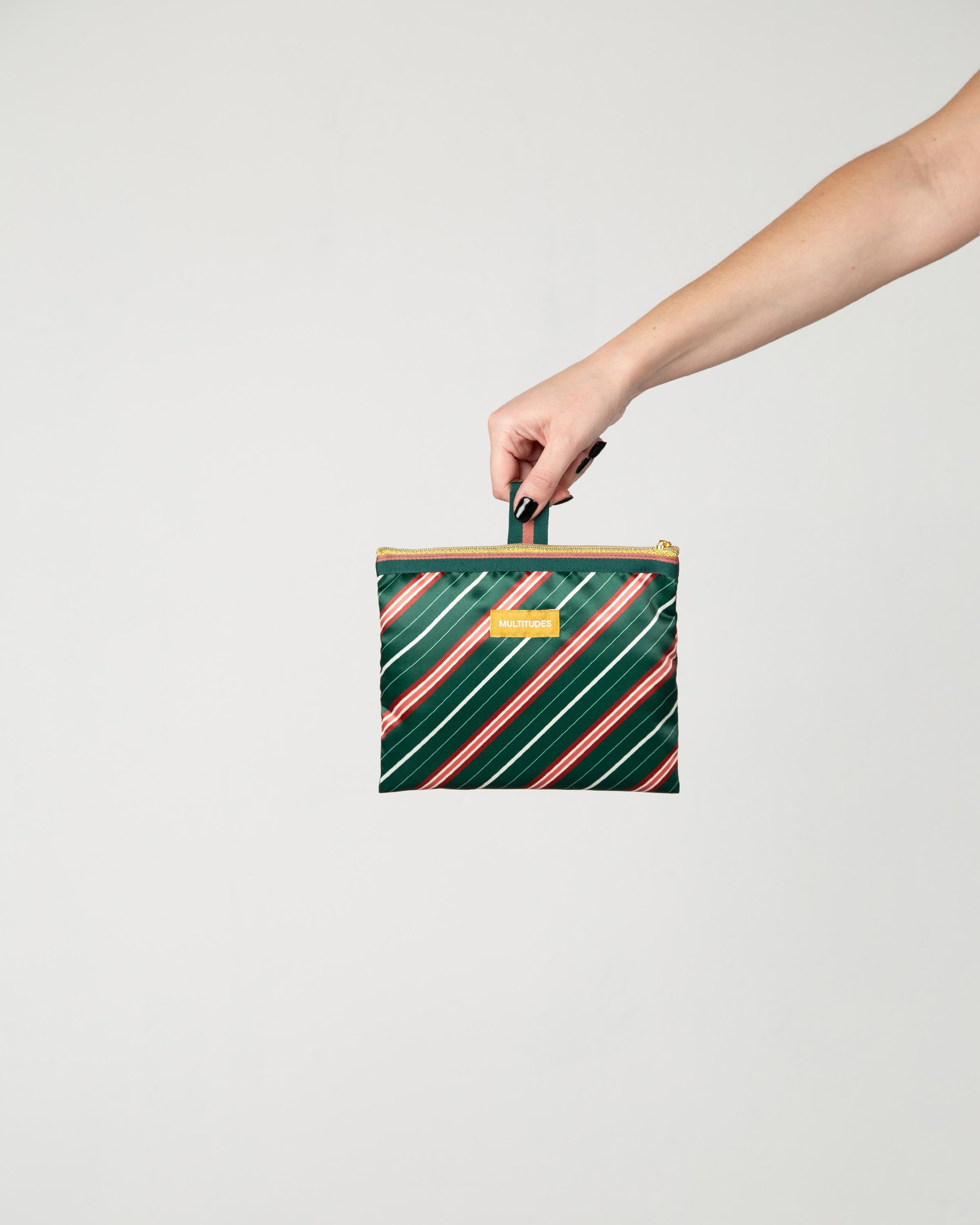 Pochette Stella Green di Multitudes indossata. A righe verdi, rosse e bianche.