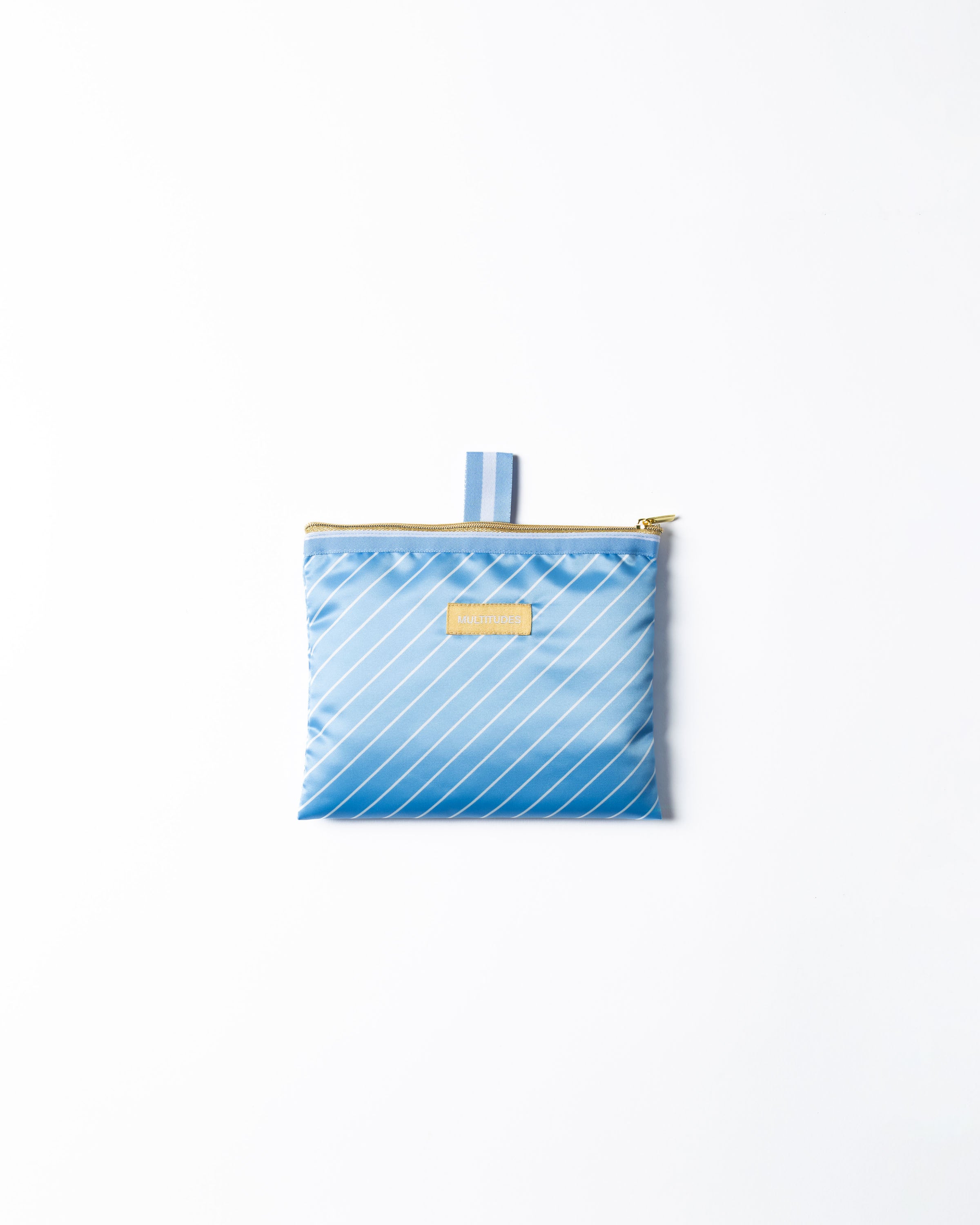 Pochette in tessuto Susan di Multitudes. Color celeste cielo, con zip e passante per gancio.
