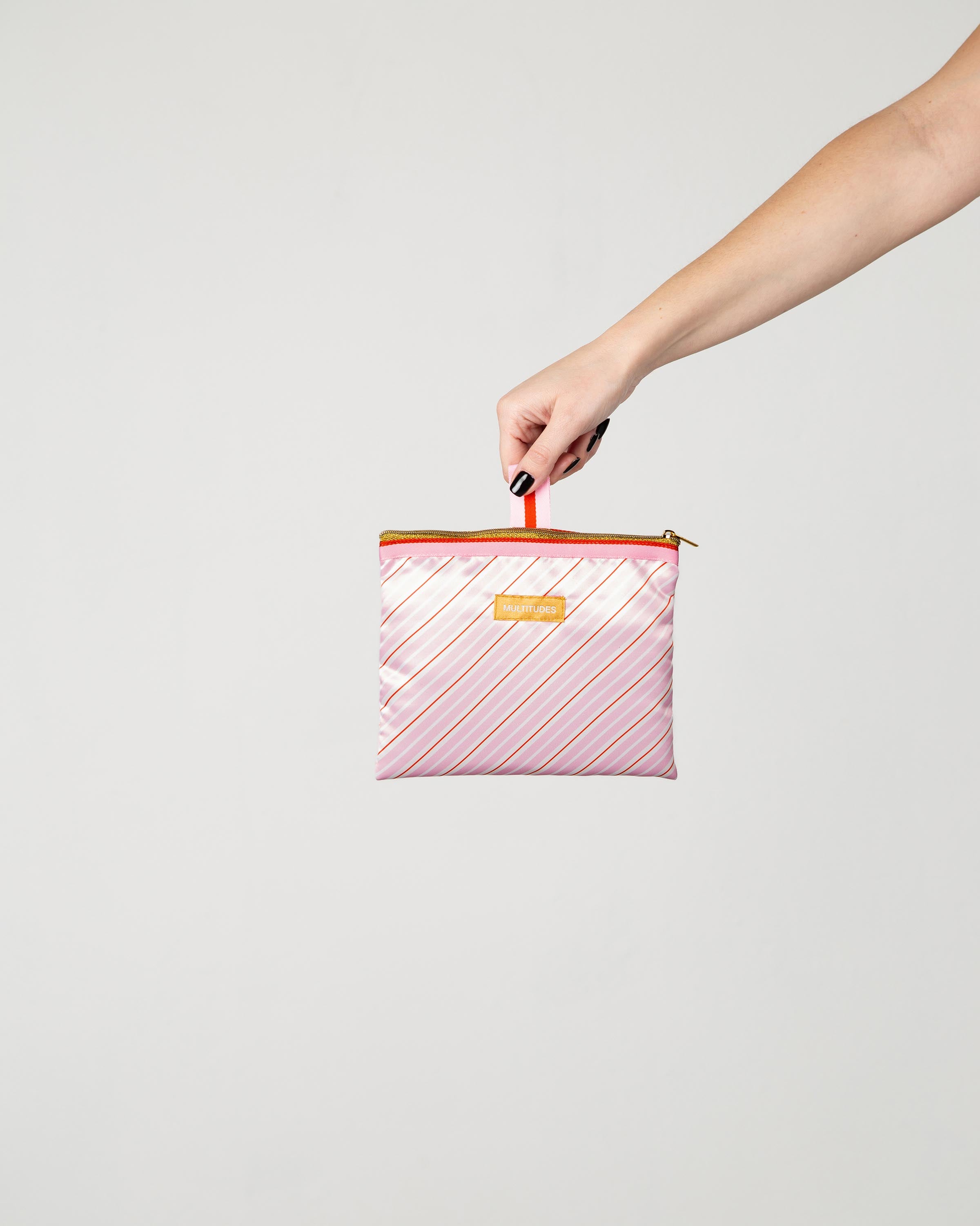 Pochette Uma di Multitudes indossata.