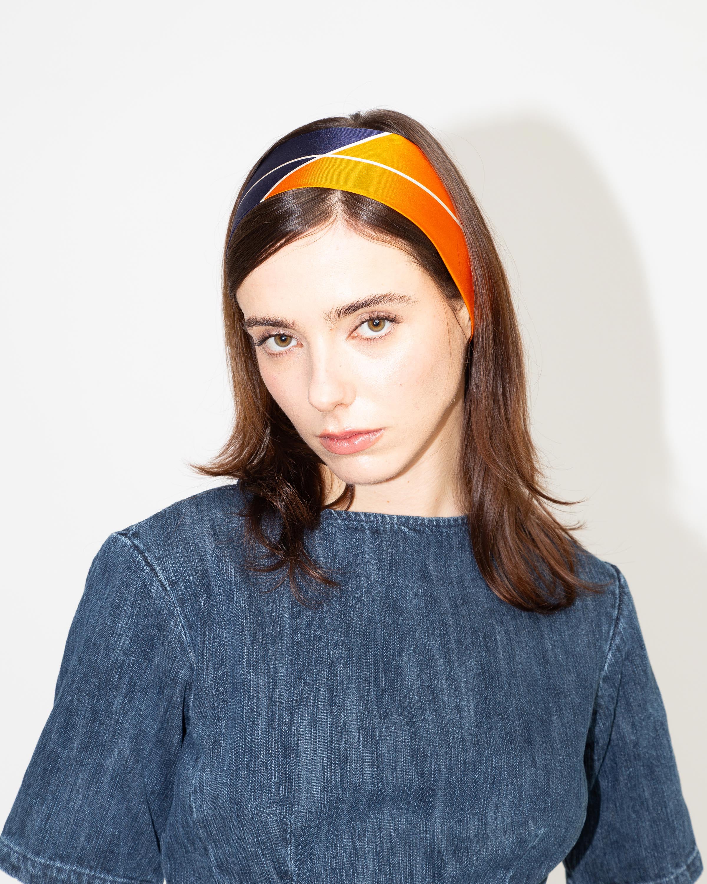 Modella indossa nastro Iris Twilly di Multitudes.