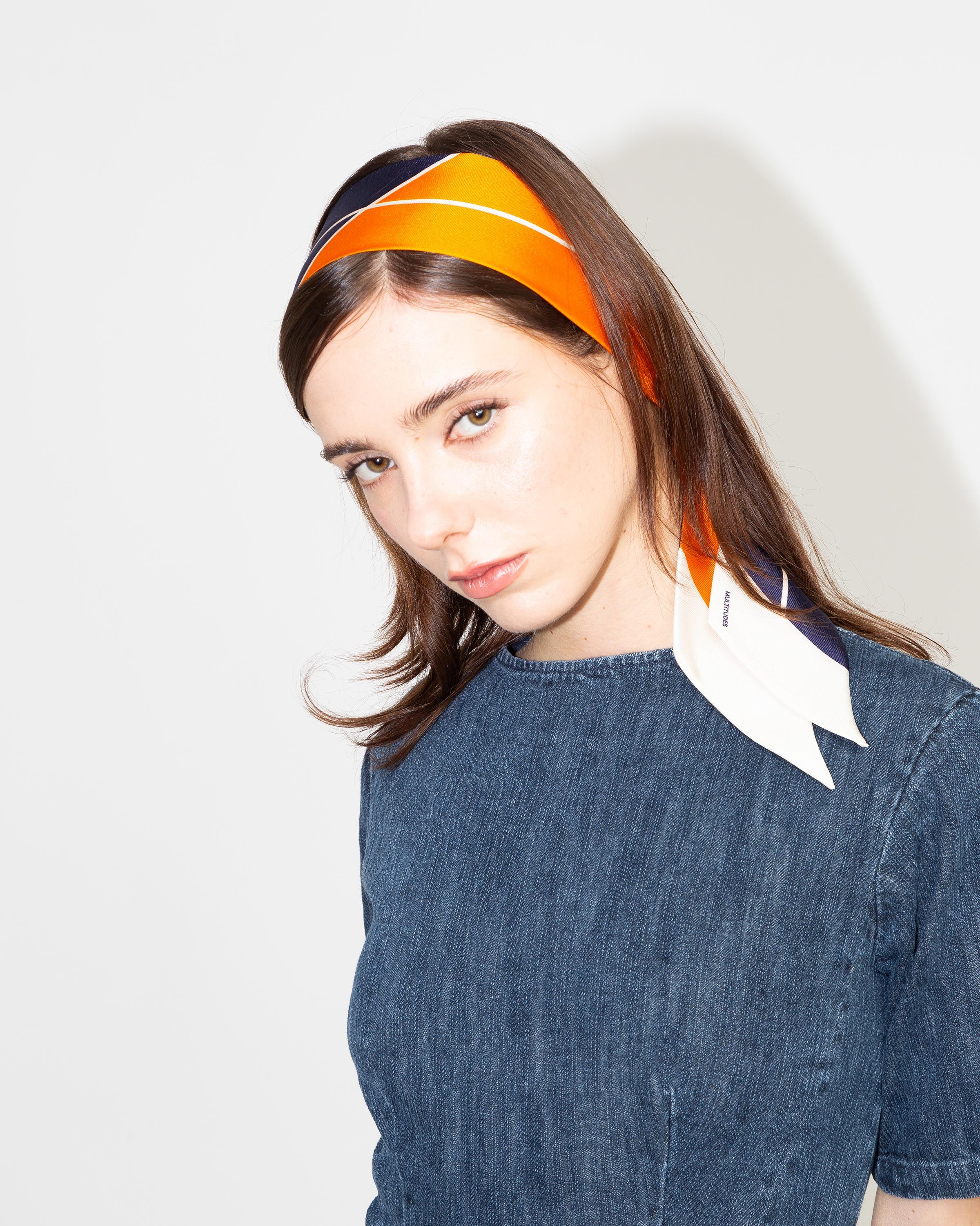 Modella indossa il nastro in seta Iris di Multitudes come accessorio per capelli. 