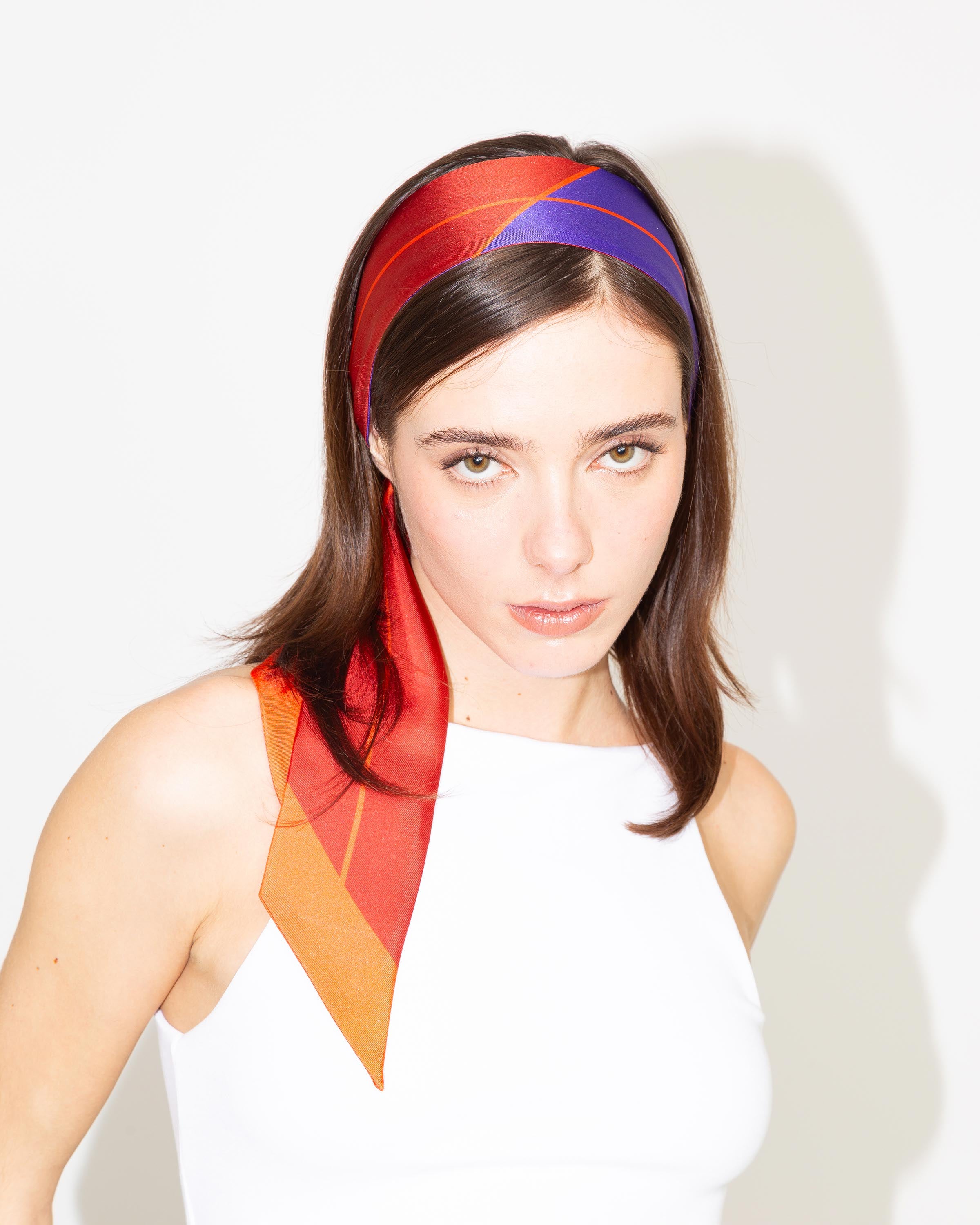 Modella indossa nastro Jasmine Twilly di Multitudes.