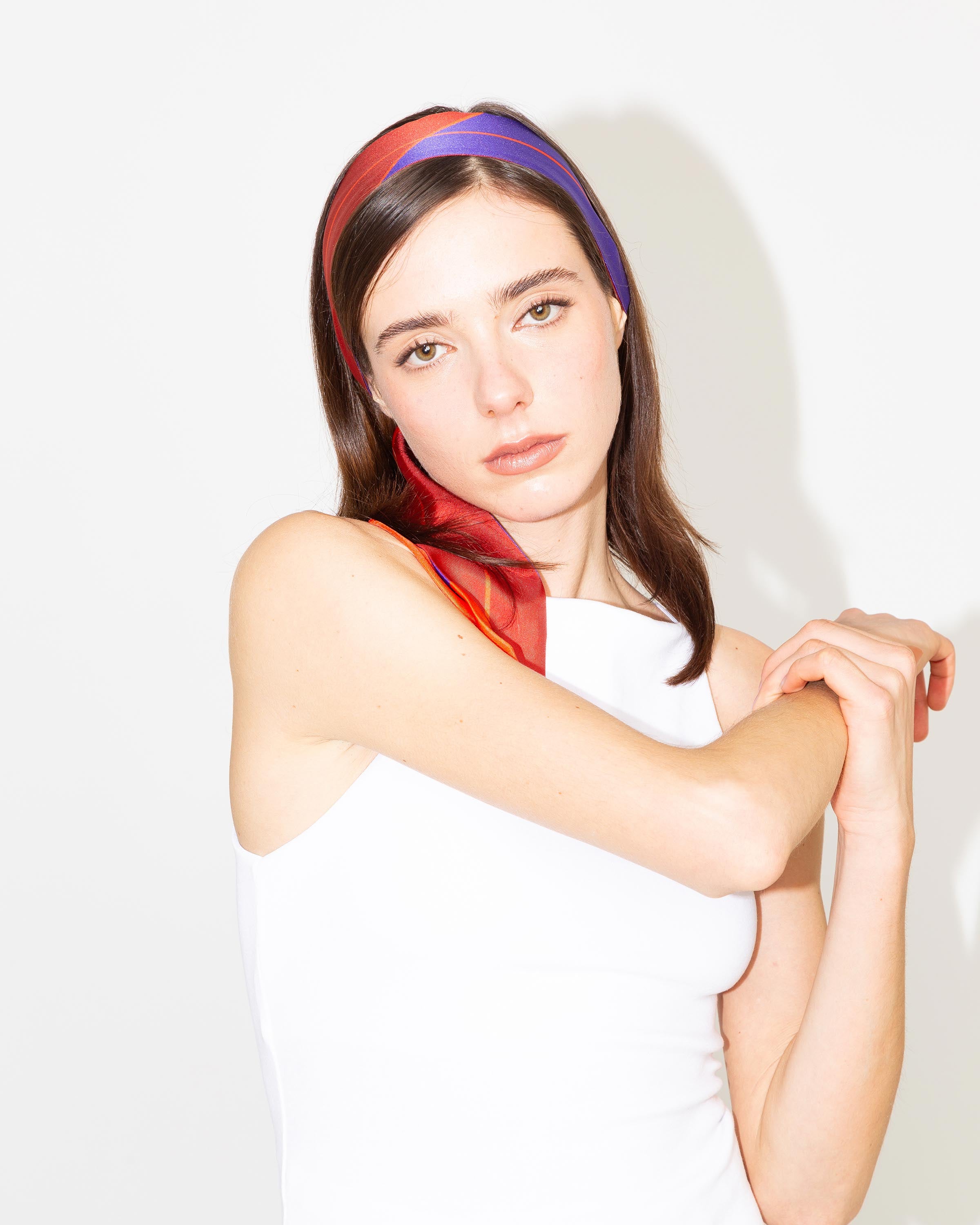 Modella indossa nastro in seta Jasmine Twilly di Multitudes.