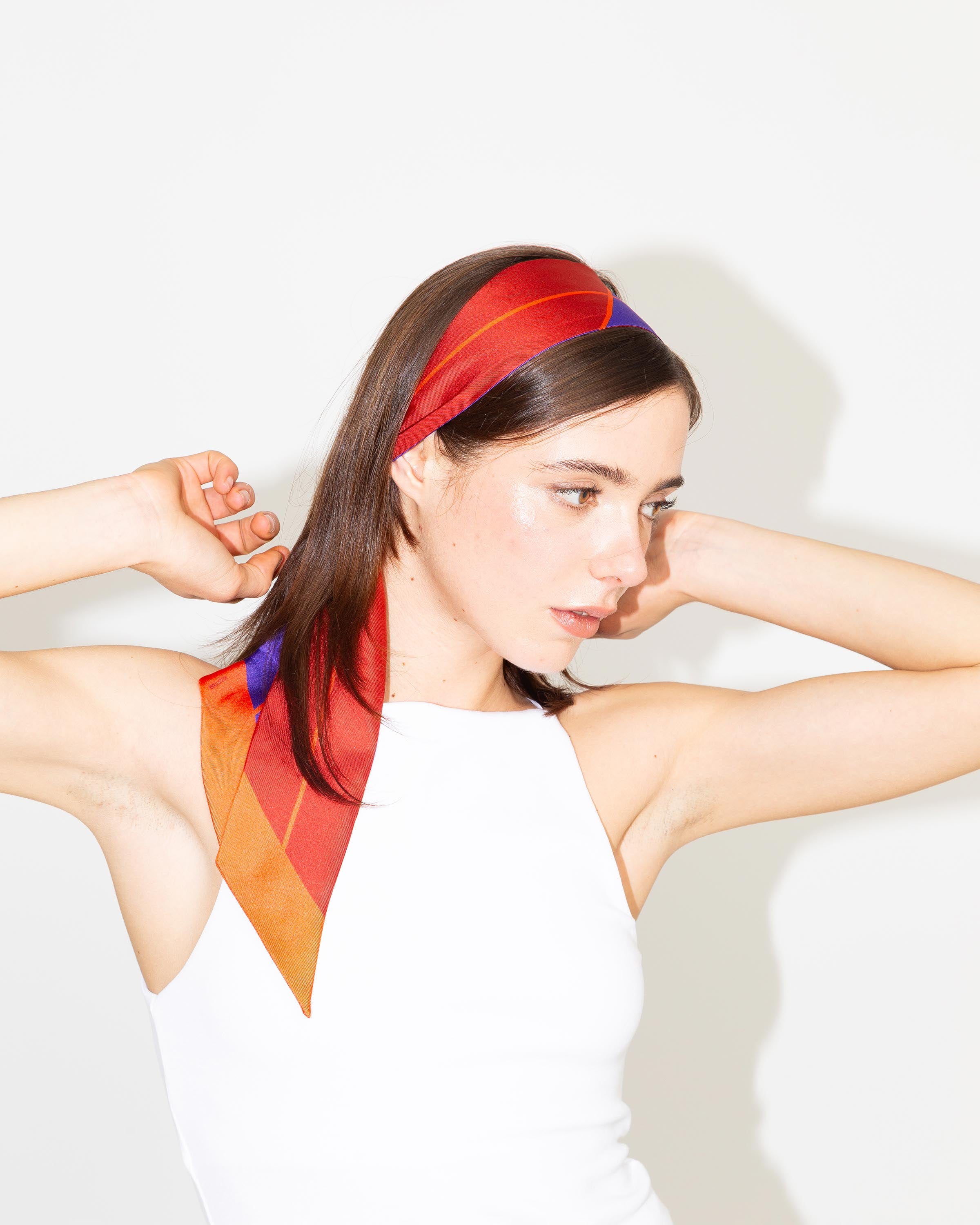 nastro in seta Jasmine Twilly Multitudes come accessorio colorato per capelli.