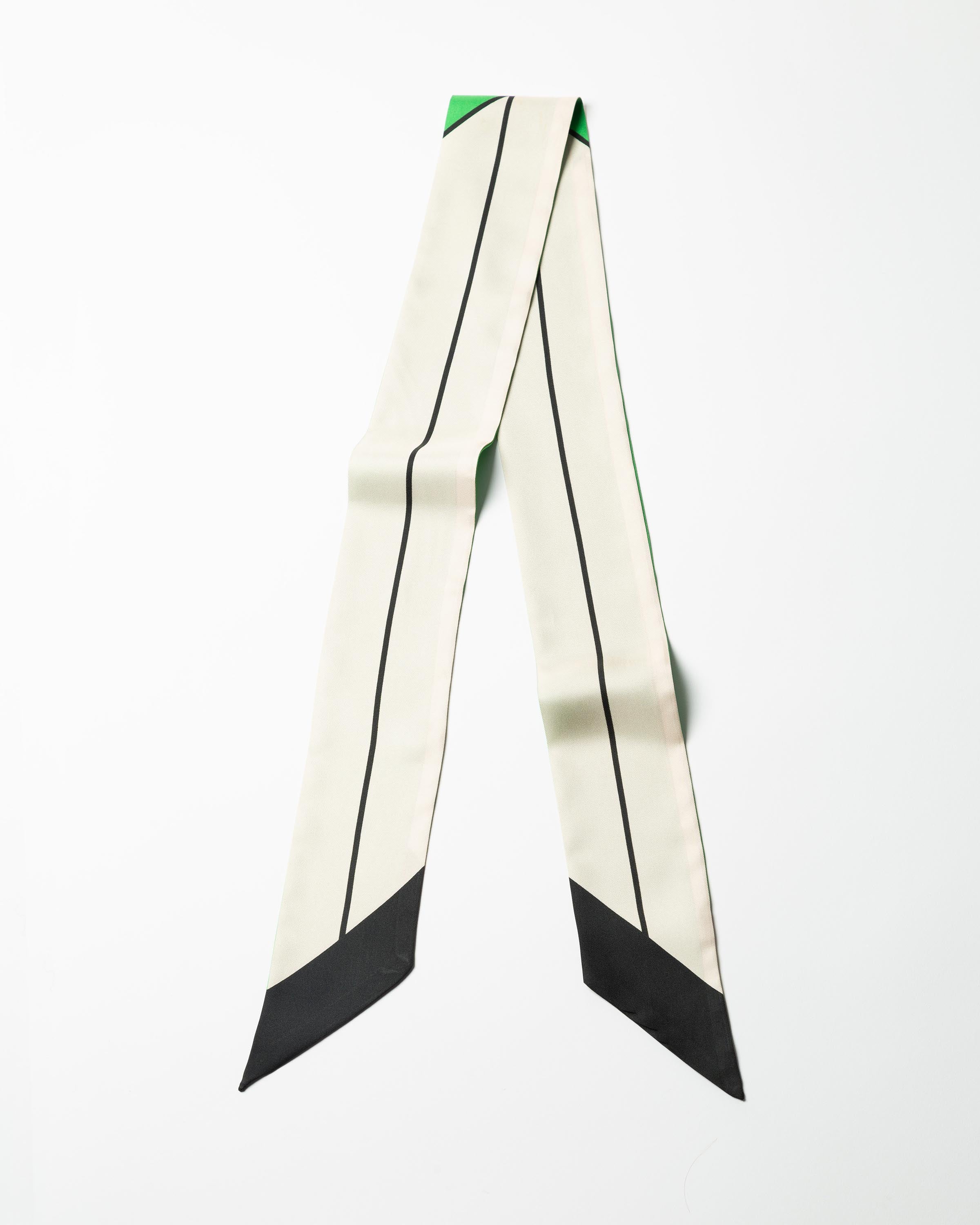 Nastro in seta bianco e nero Lily Twilly di Multitudes. 