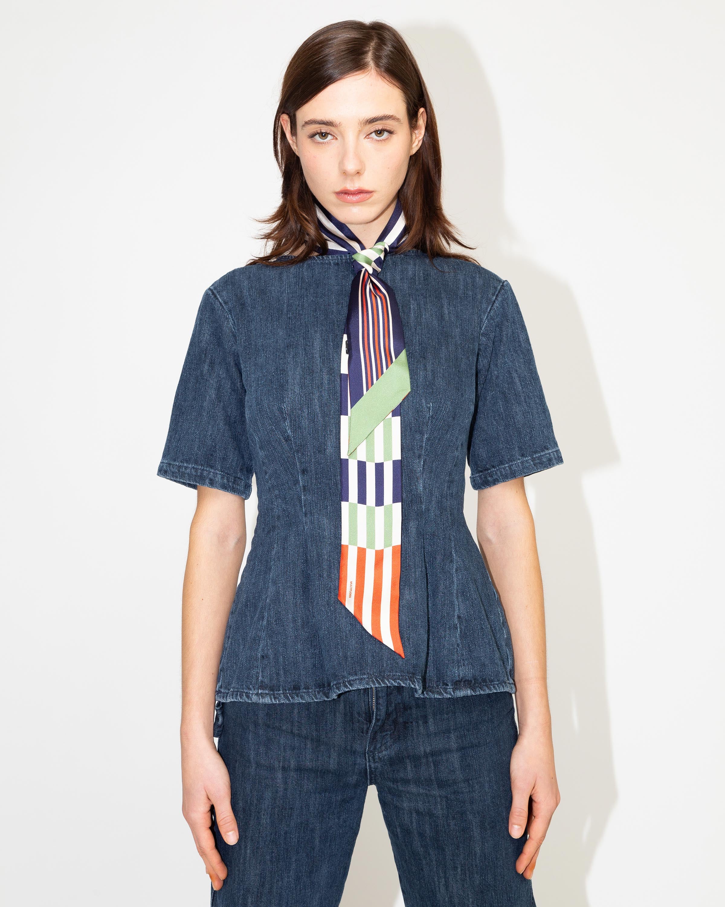 Nastro in seta Orchid Twilly di Multitudes utilizzato come cravatta da una modella.