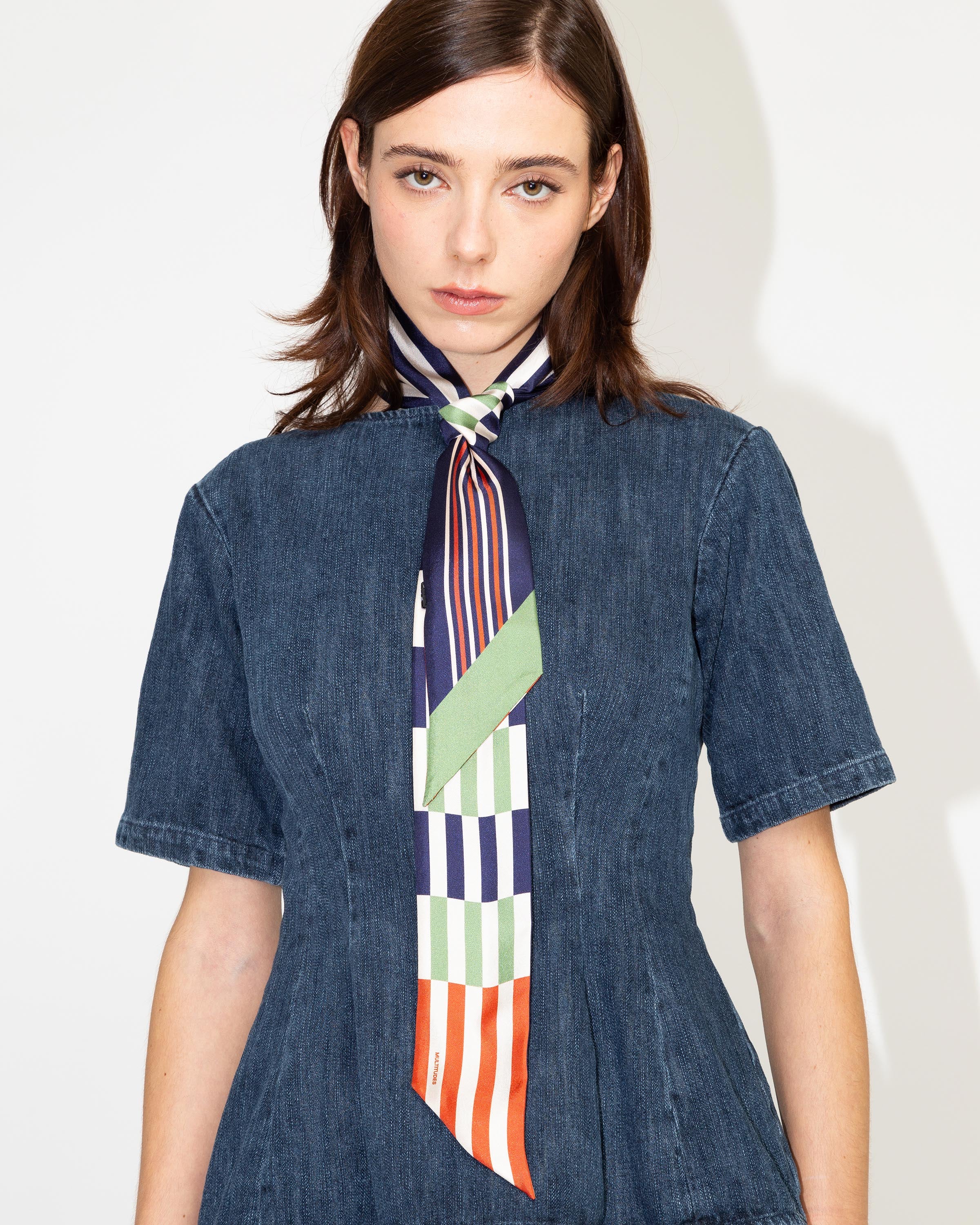 Modella indossa Nastro in seta Orchid Twilly di Multitudes come cravatta.