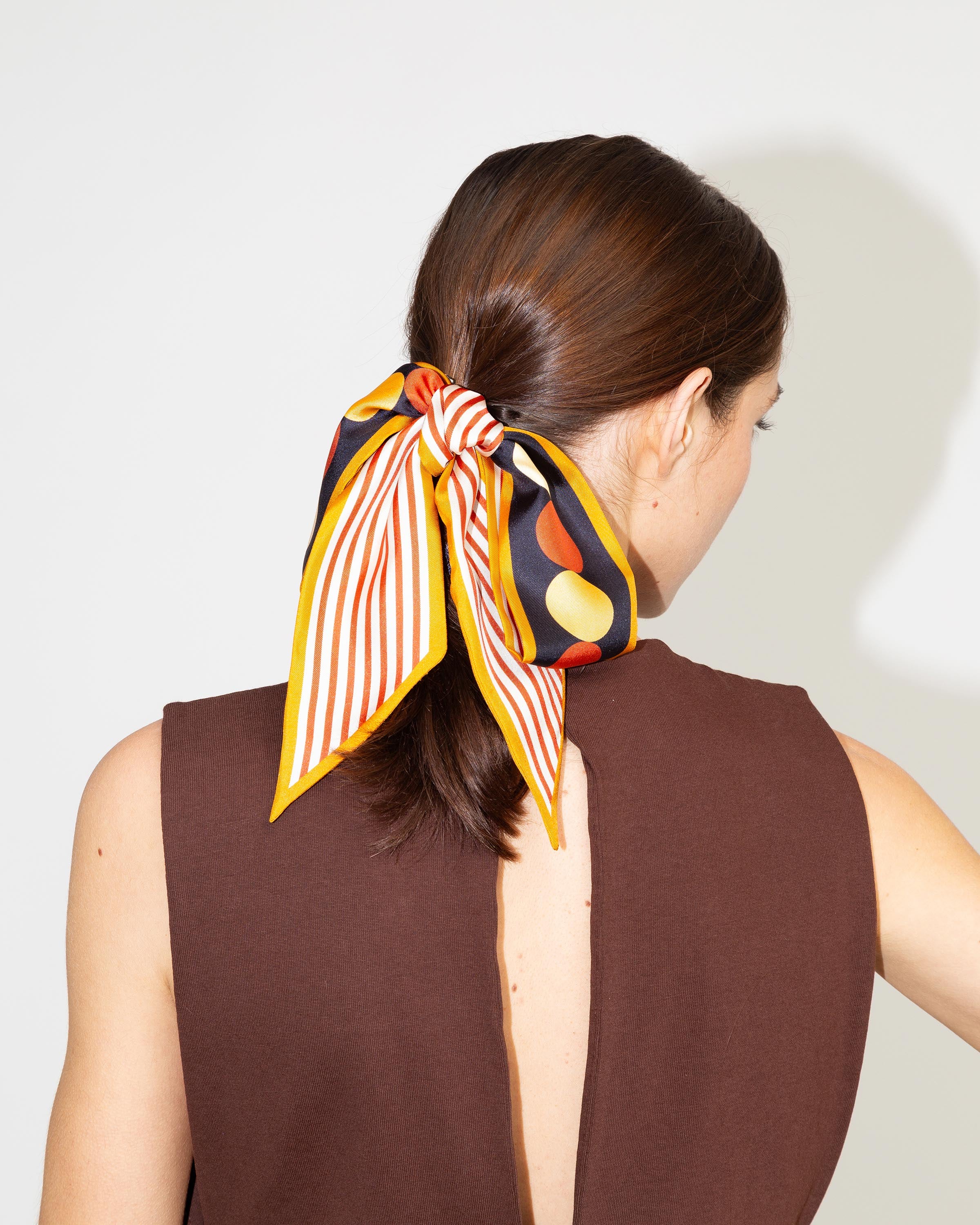 Nastro in seta arancionre Sunflower Twilly di Multitudes. 