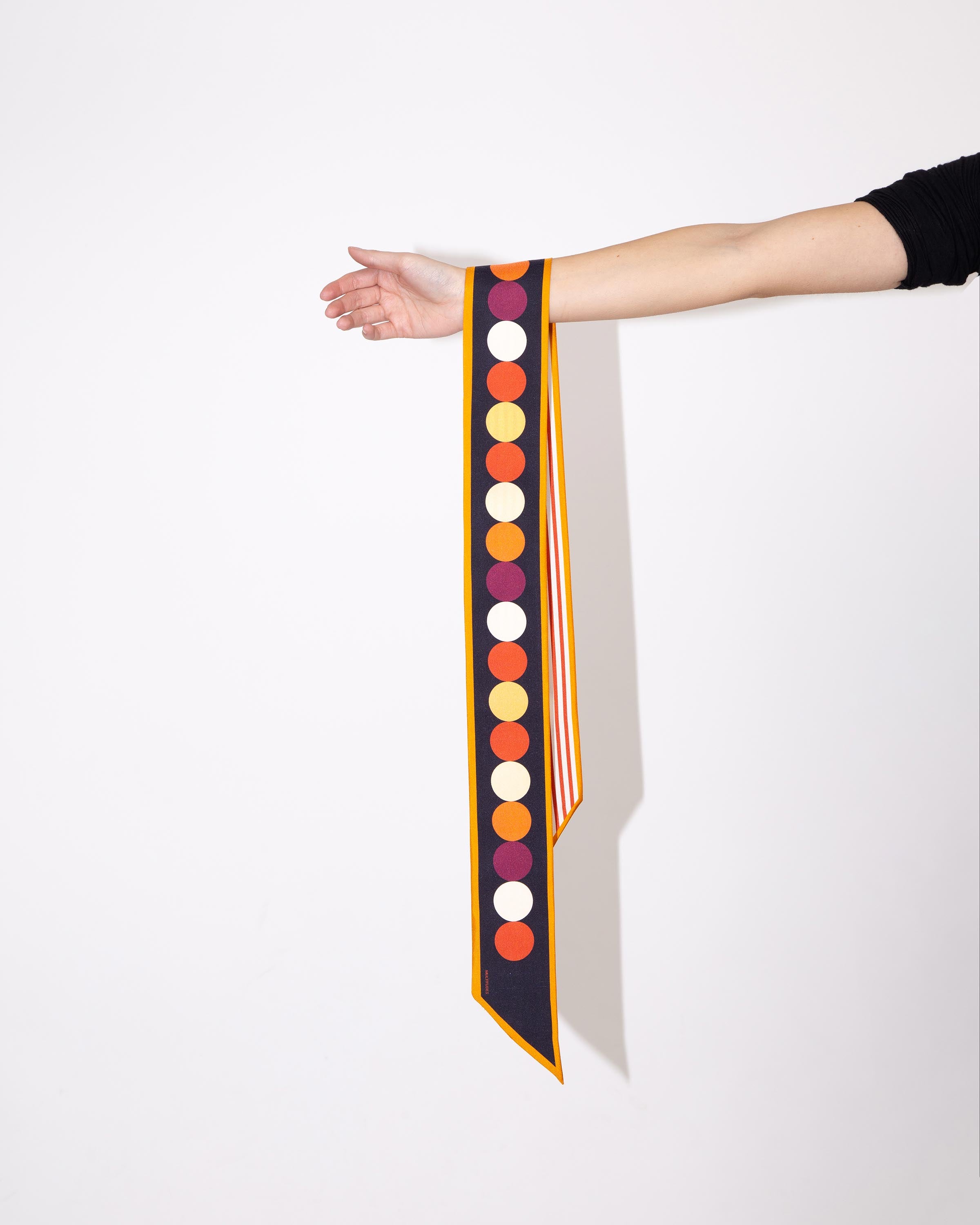 Nastro in seta arancione Sunflower Twilly di Multitudes. 