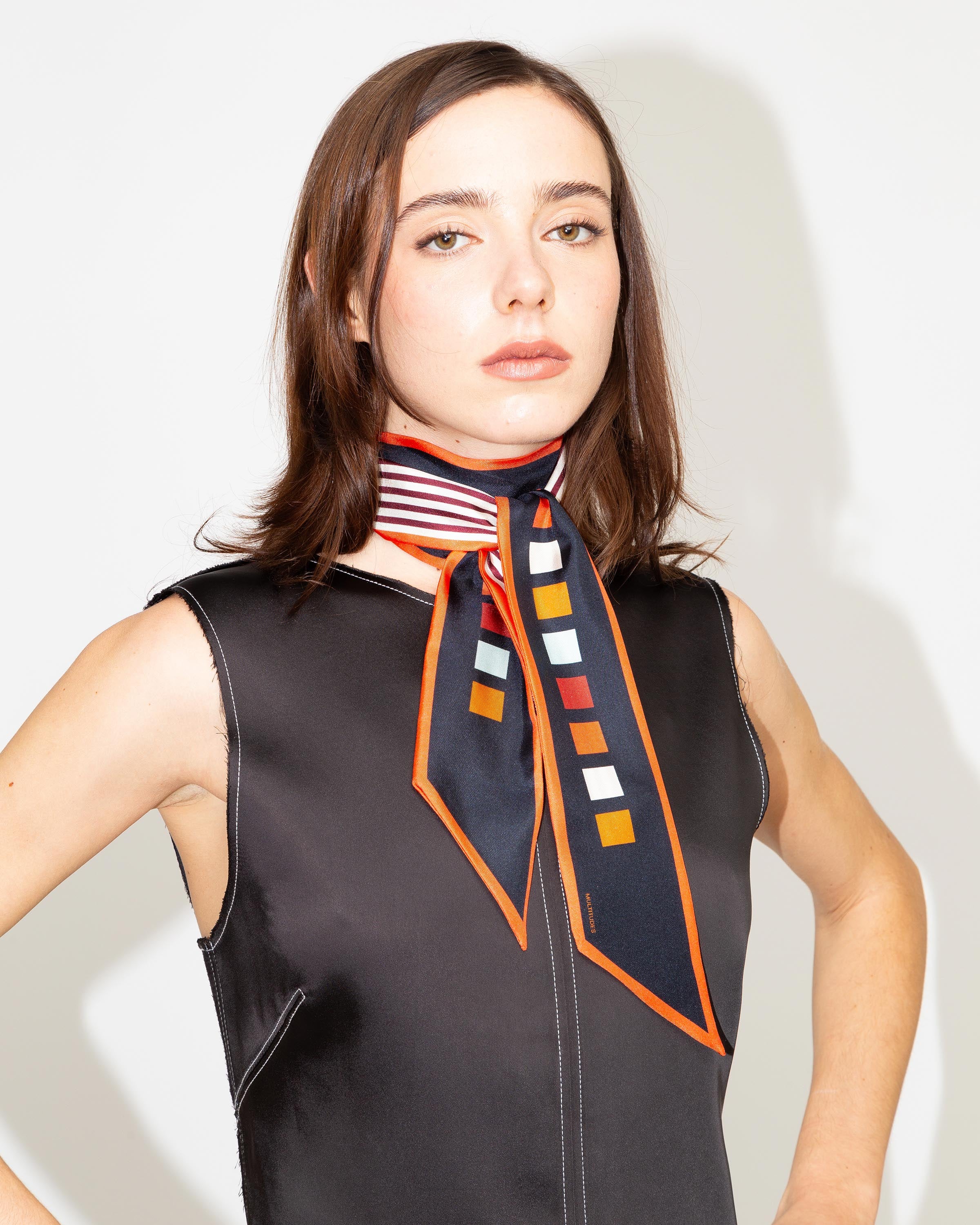 Modella indossa nastro in seta arancione e Blu Tulip Twilly di Multitudes. 