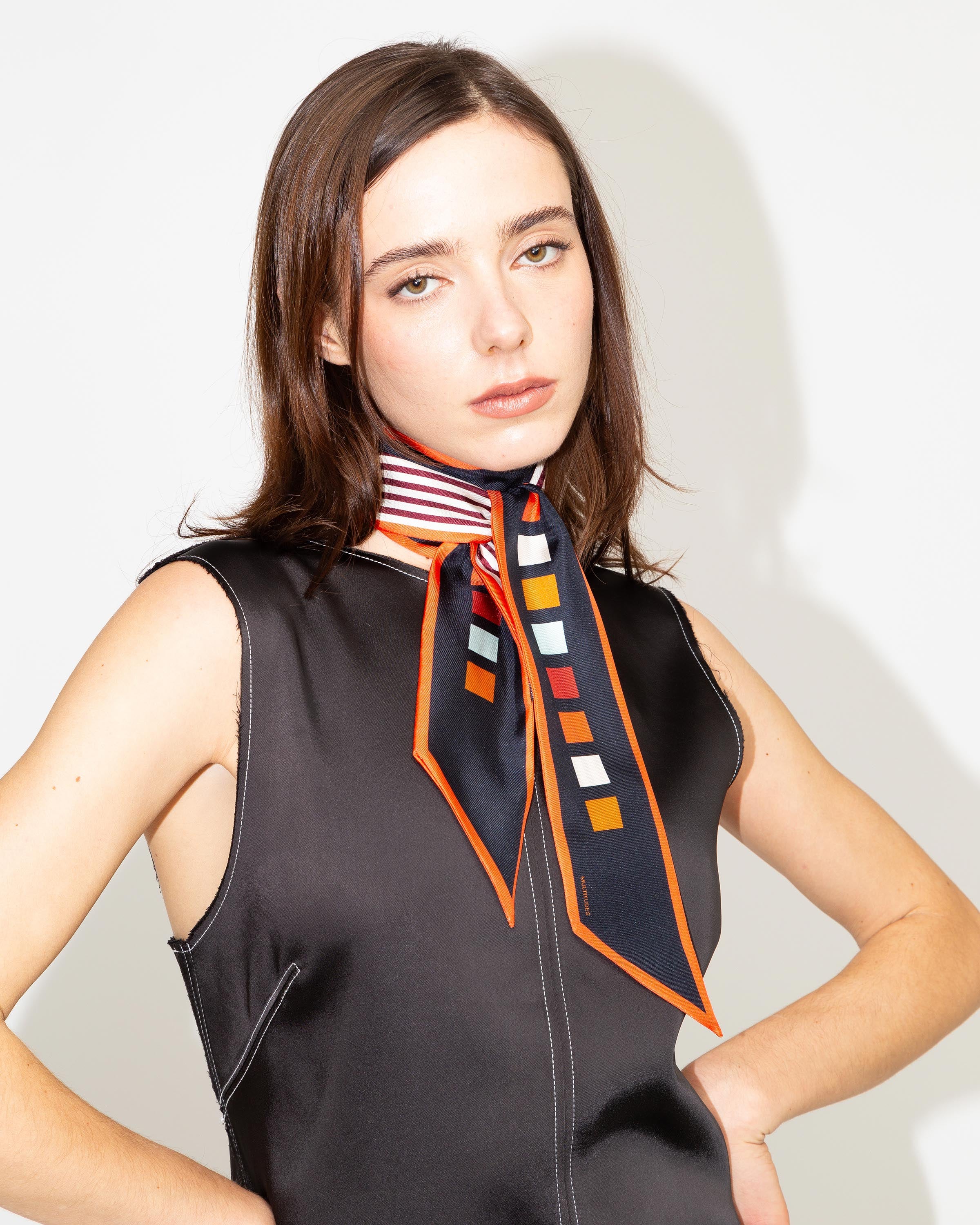 Nastro in seta arancione e Blu Tulip Twilly di Multitudes legato al collo.