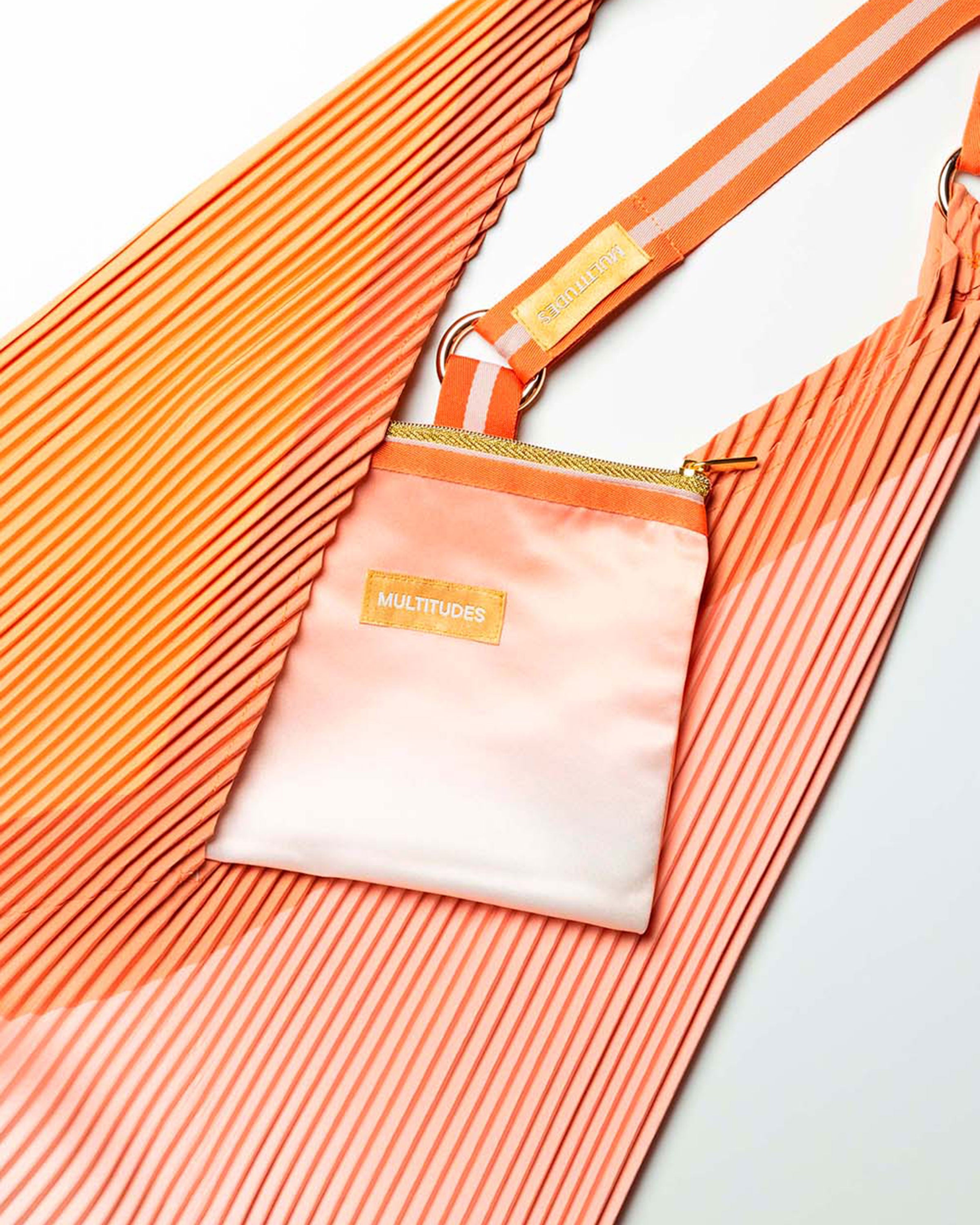 Pochette Monica Nude di Multitudes abbinata alla Y Bag Monica Nude.