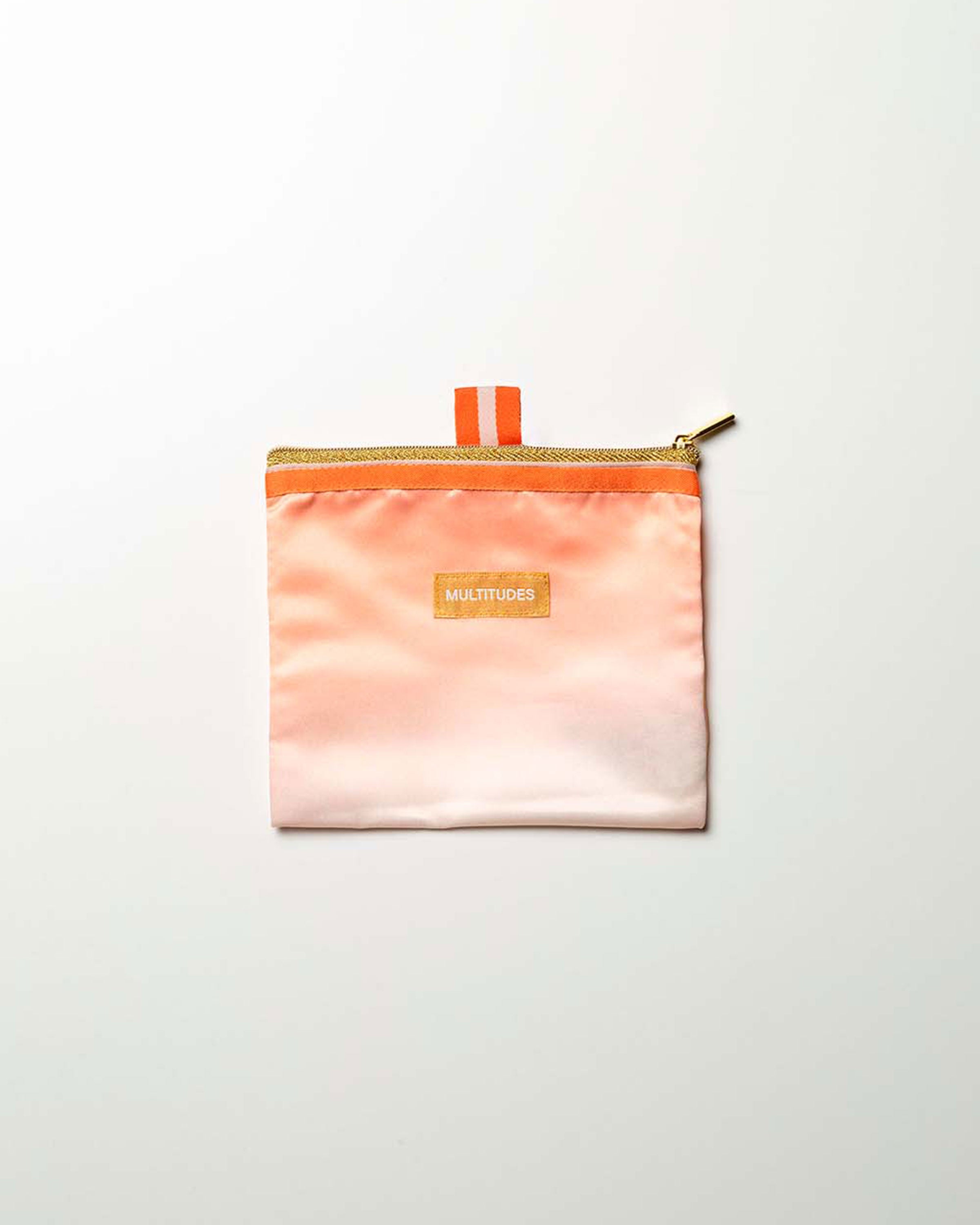 Pochette Monica Nude di Multitudes indossata.